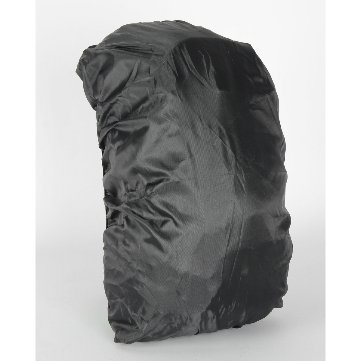 Schwarze Rucksackhülle. Glänzendes, schwarzes Material. Weißer Hintergrund. Die Hülle dient dem Schutz.