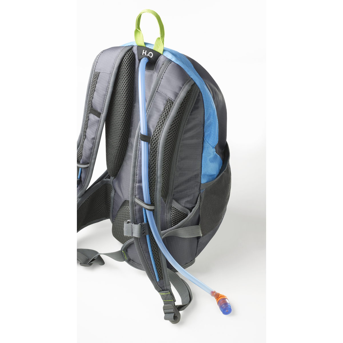 Grauer und blauer Rucksack mit Trinkrucksack und Trinkschlauch, weißer Hintergrund.