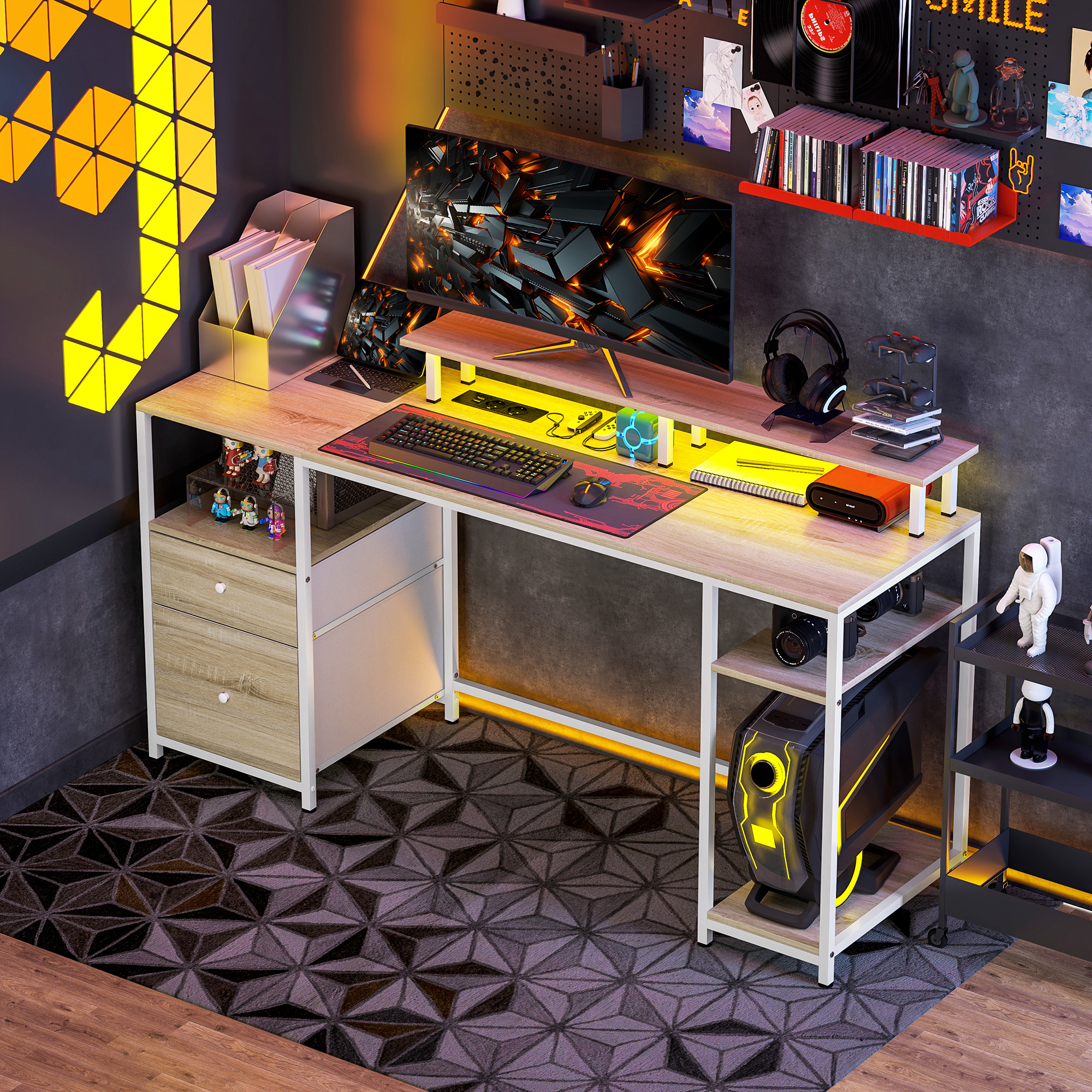 Escritorio para juegos con monitor, accesorios y PC. Tapa de madera, marco blanco, alfombra negra y luces amarillas.