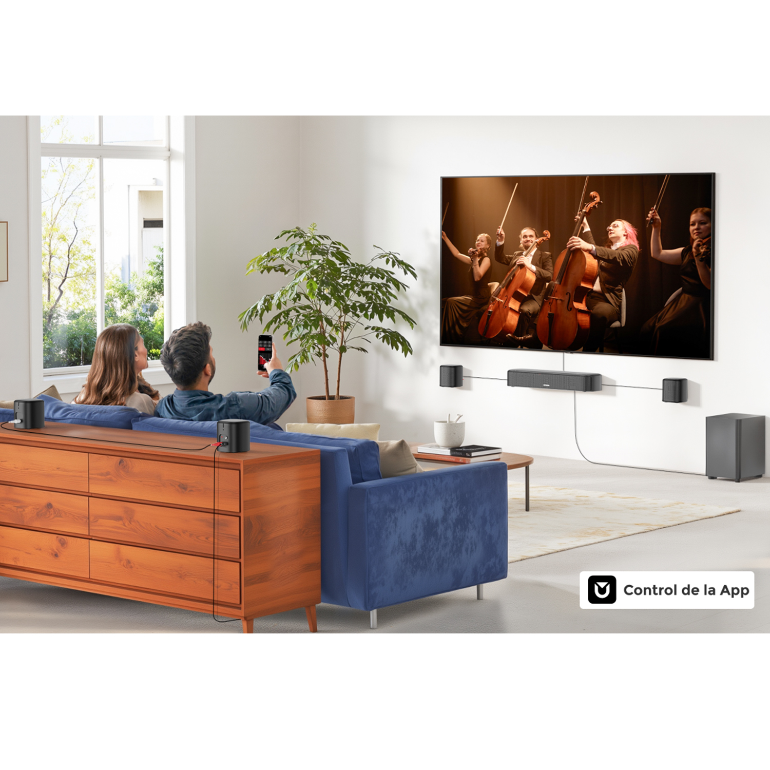 Una sala de estar con TV, sistema de sonido y gente en un sofá azul.