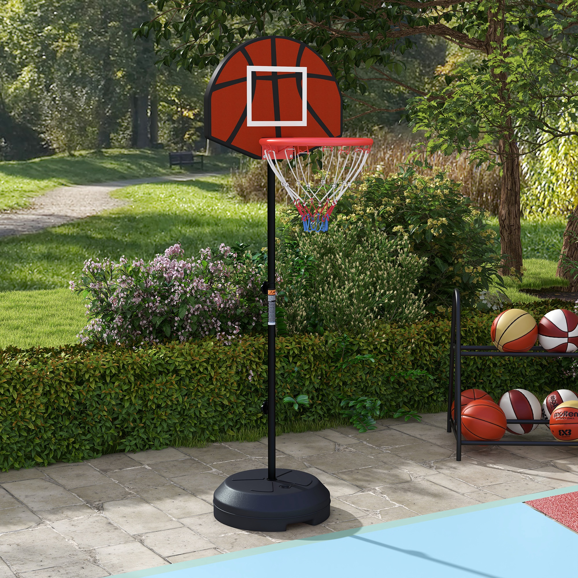 Un aro de baloncesto con tablero rojo, red y base negra. Varias pelotas de baloncesto están cerca.
