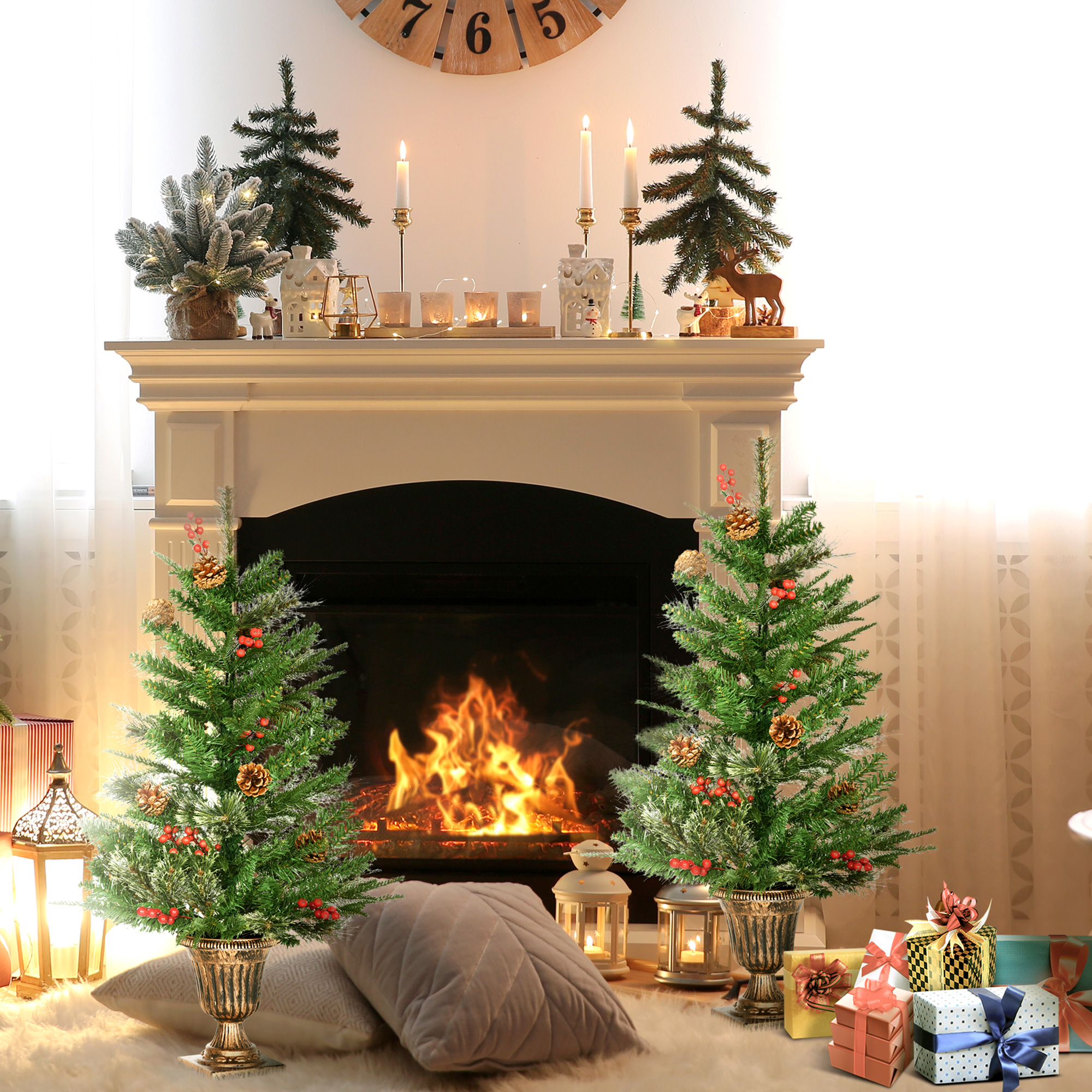 Una chimenea con decoraciones, árboles de Navidad, velas y regalos.