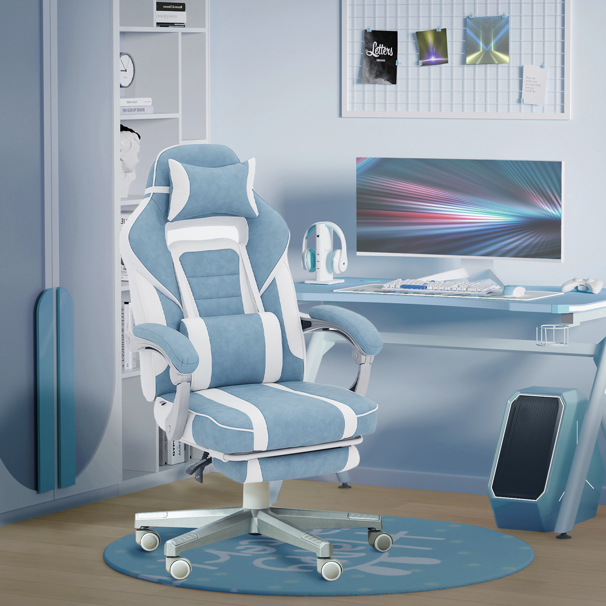 Una silla gamer azul y blanca en una habitación con escritorio, monitor y alfombra redonda azul.