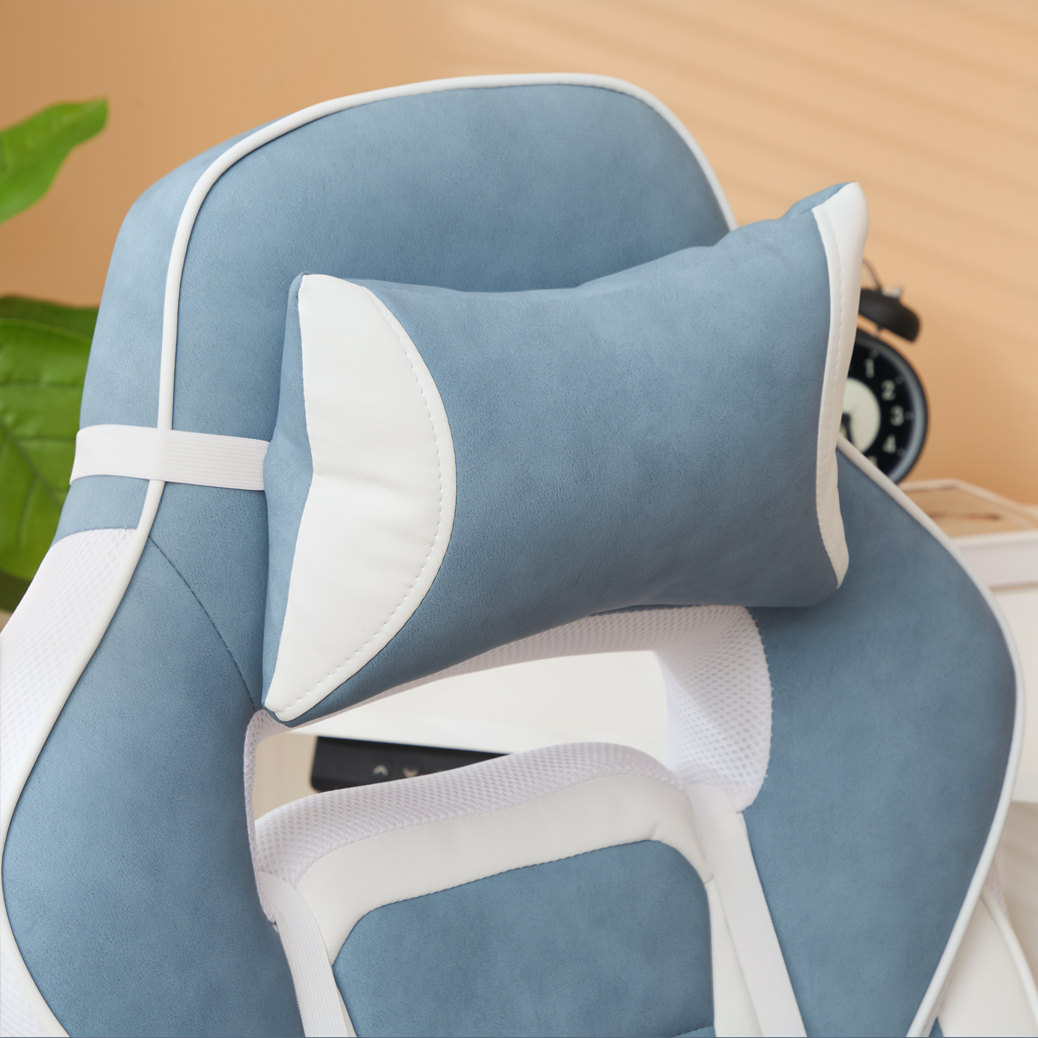 Silla gamer con diseño azul y blanco, mostrando reposacabezas y detalles de la silla.
