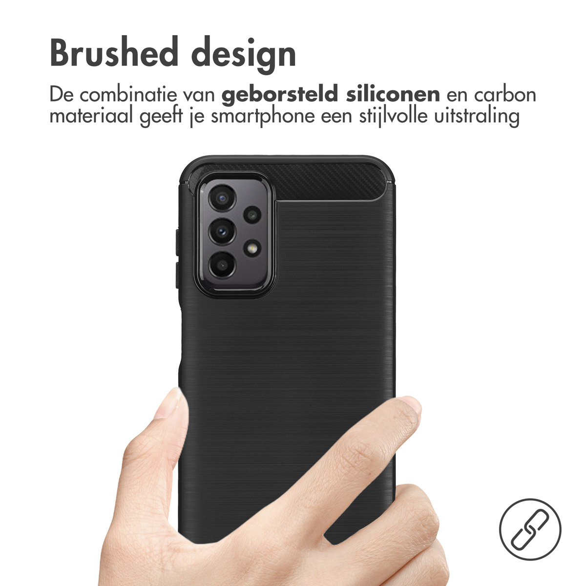 Une main tenant un étui de téléphone noir avec un design brossé. L'étui couvre l'appareil photo du téléphone.