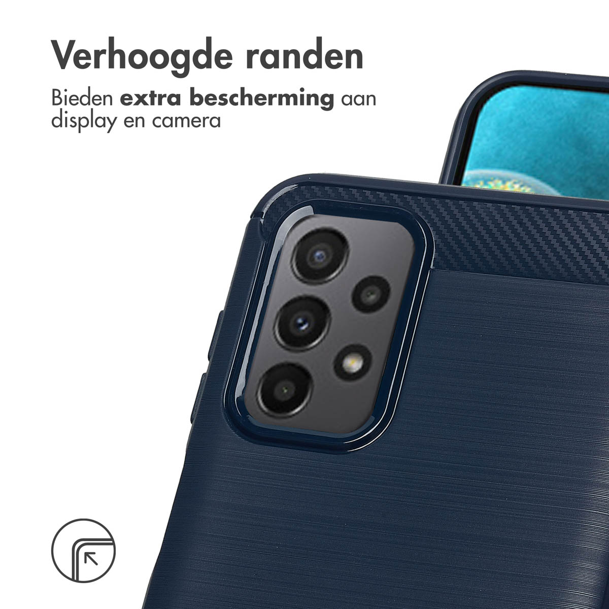 Close-up van een donkerblauwe telefoonhoes met zichtbare cameralenzen. Tekst: 'Verhoogde randen'.
