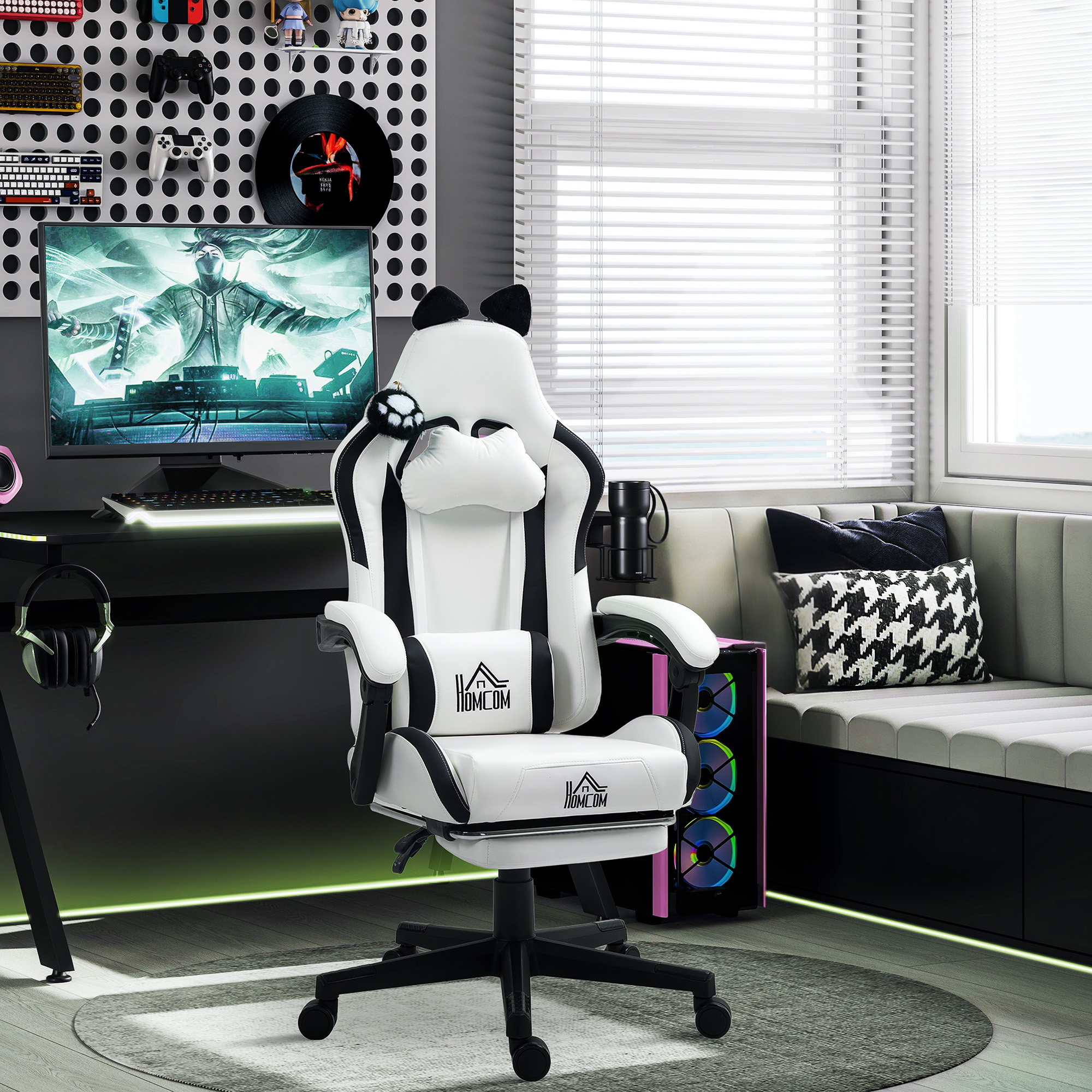 Silla gaming blanca y negra en una sala de juegos con ordenador y accesorios.