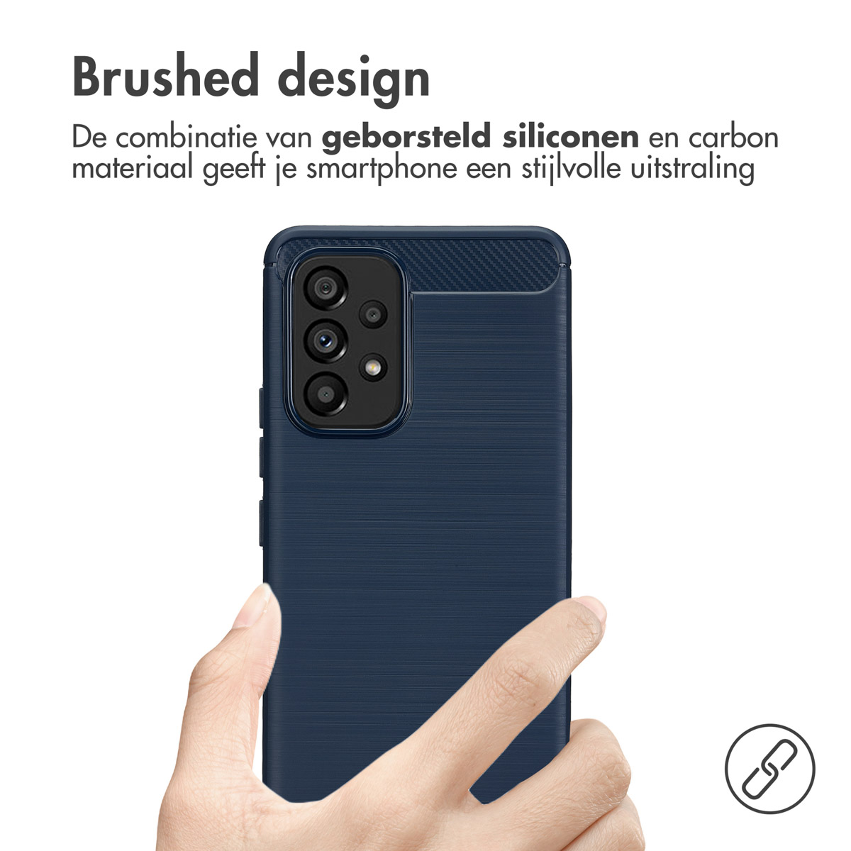 Une main tenant une coque de téléphone bleue. La coque est bleu foncé et a un design brossé.