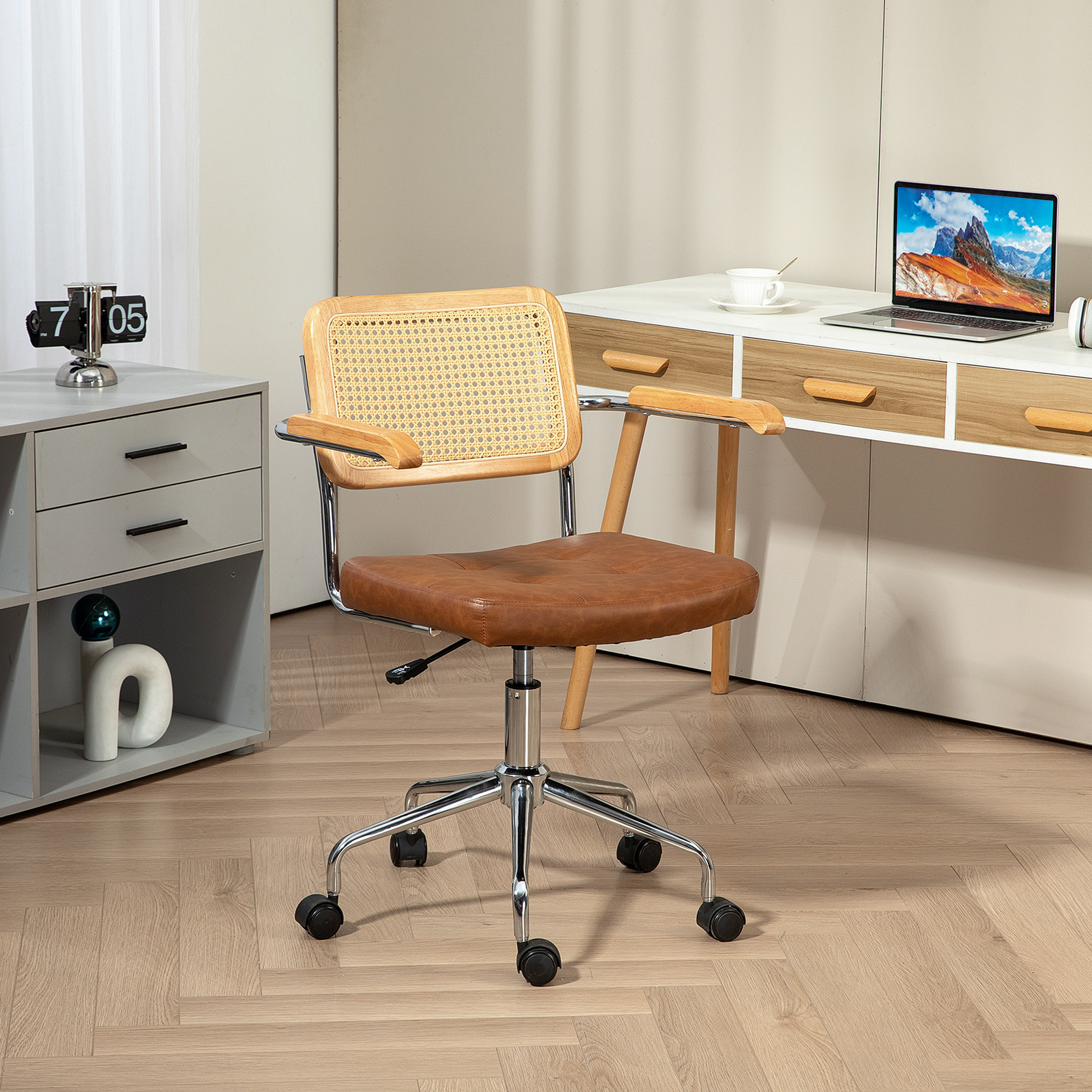 Silla de oficina con asiento marrón, respaldo de madera y patas cromadas. Escritorio y decoración detrás.