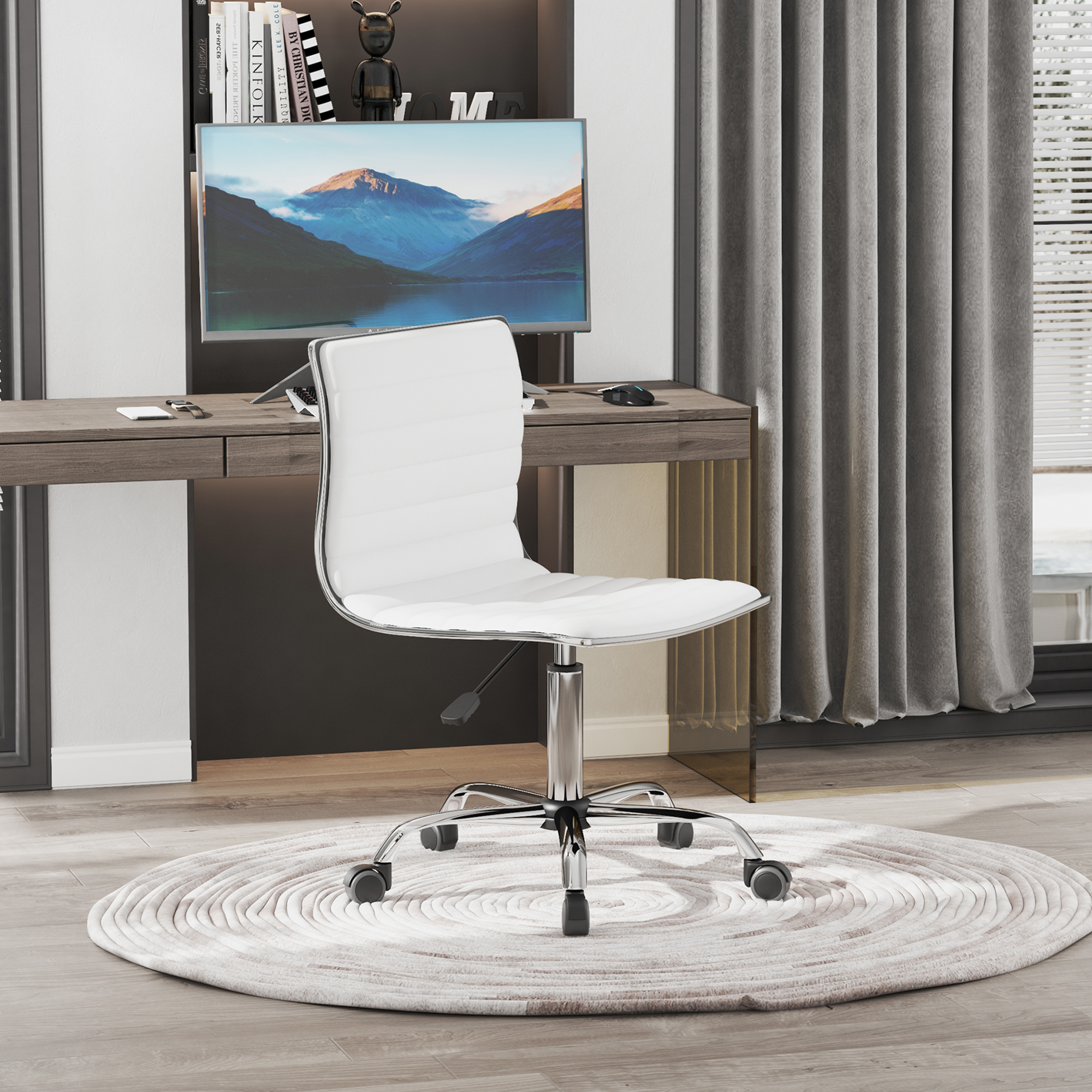 Weißer Bürostuhl in einem Büro. Weißer Stuhl, Holzschreibtisch, Computer und Teppich.
