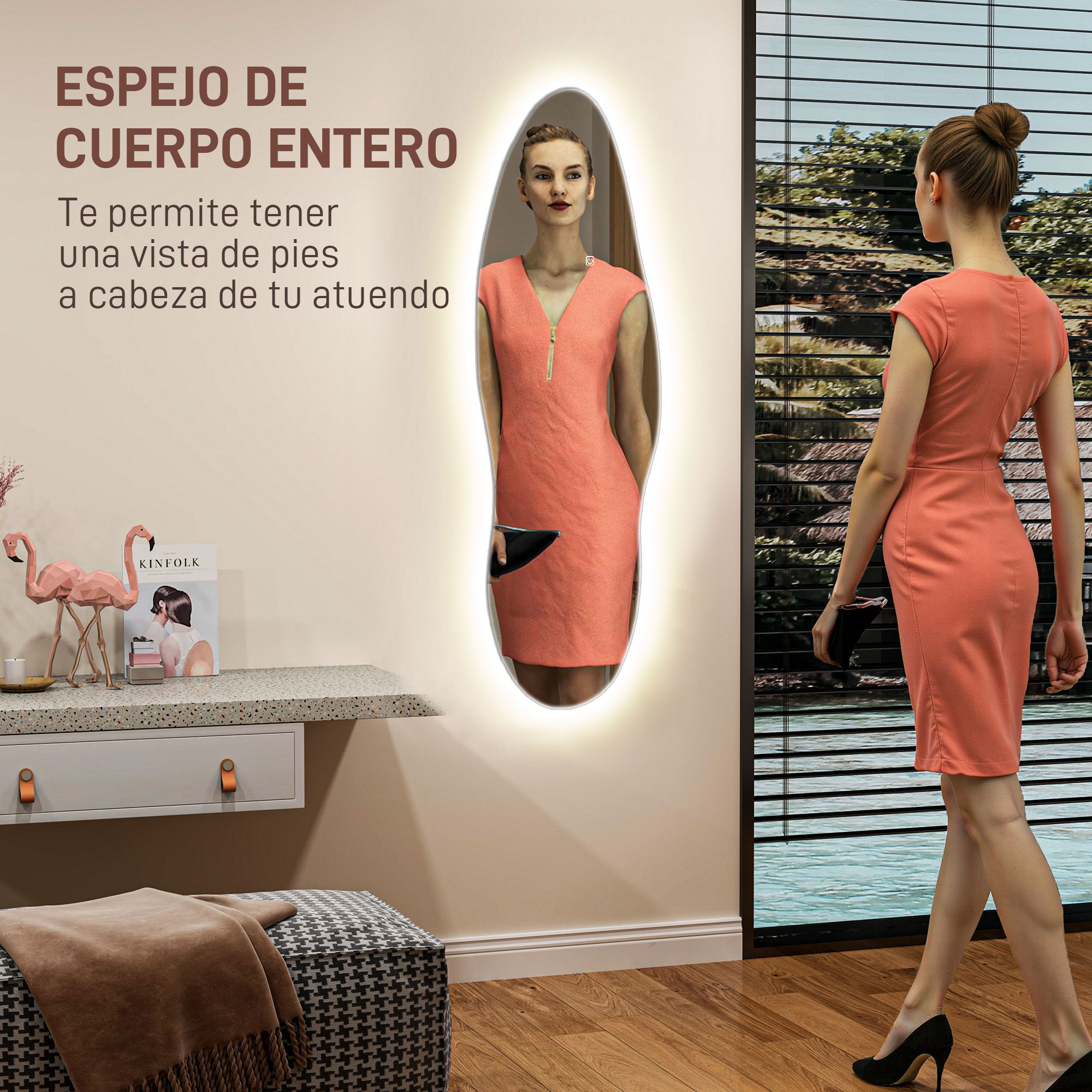 Mujer con vestido melocotón camina junto a espejo ovalado iluminado. Reflejo de la mujer en el espejo.