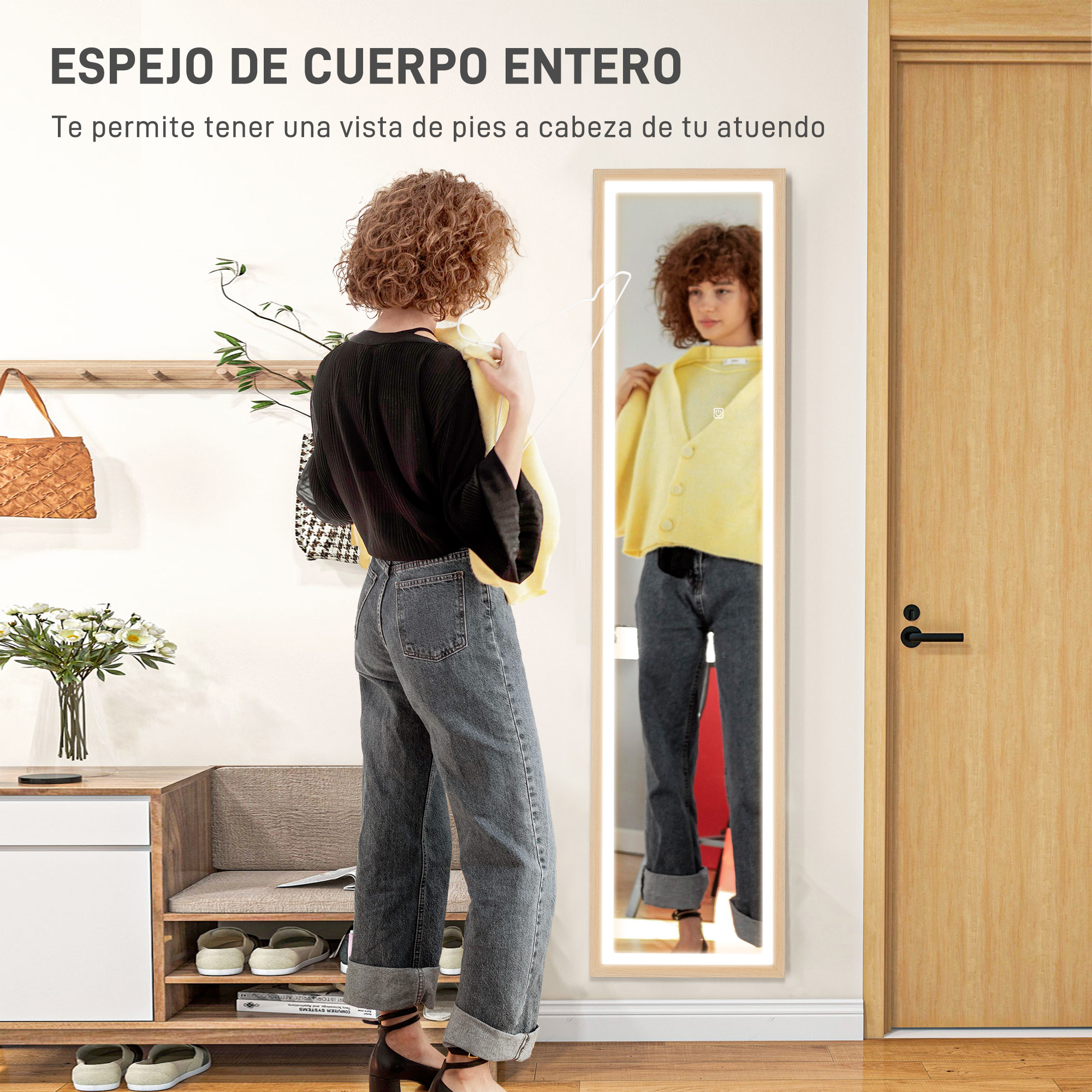 Una mujer mirándose en un espejo de cuerpo entero.