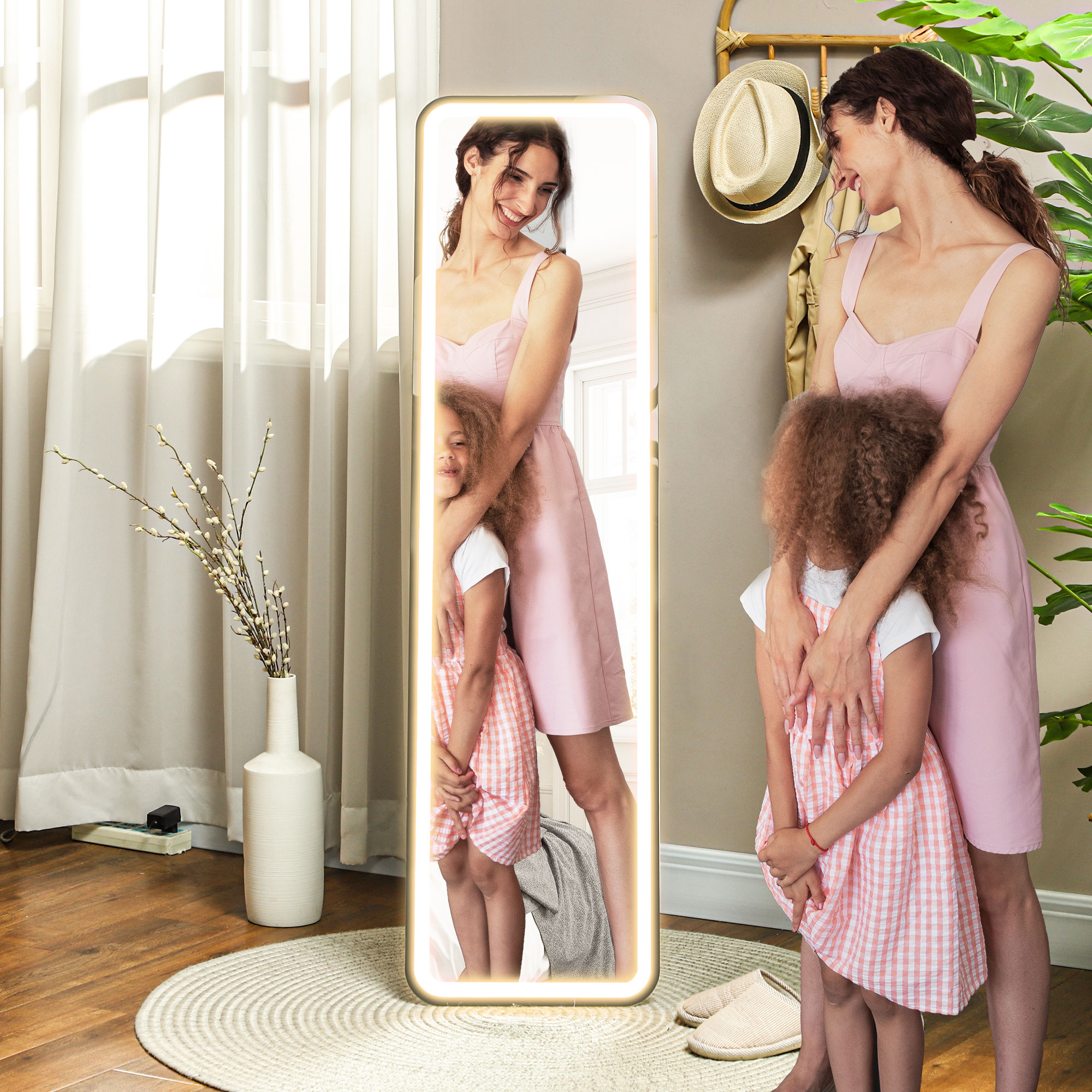 Madre e hija con vestido rosa, mirándose en el espejo.