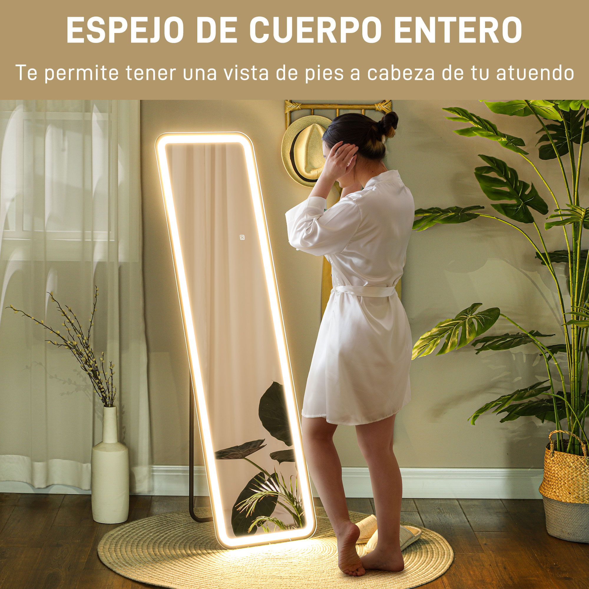 Una mujer con bata blanca delante de un espejo de cuerpo entero con luces.