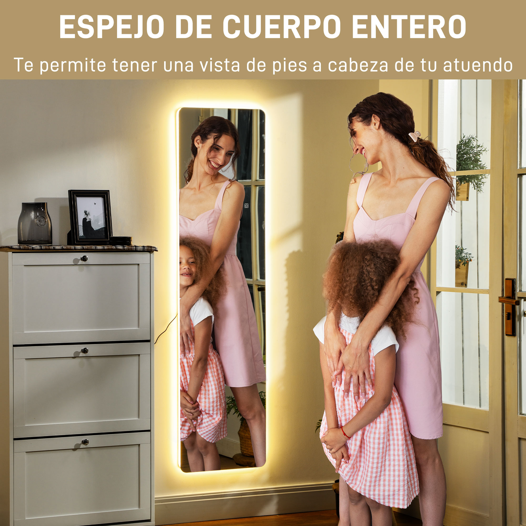Espejo de cuerpo entero que refleja a una mujer y un niño, con texto arriba.