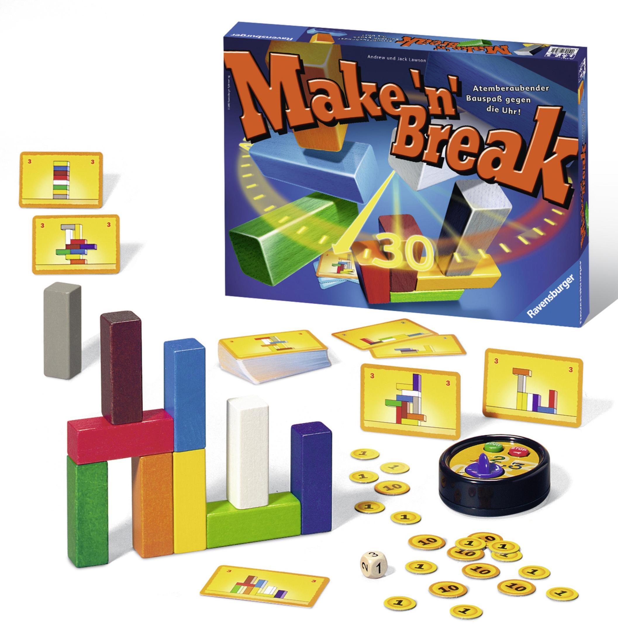 Brettspielkasten und Komponenten, darunter Blöcke, Karten, Würfel und Spielsteine, alles auf weißer Oberfläche.