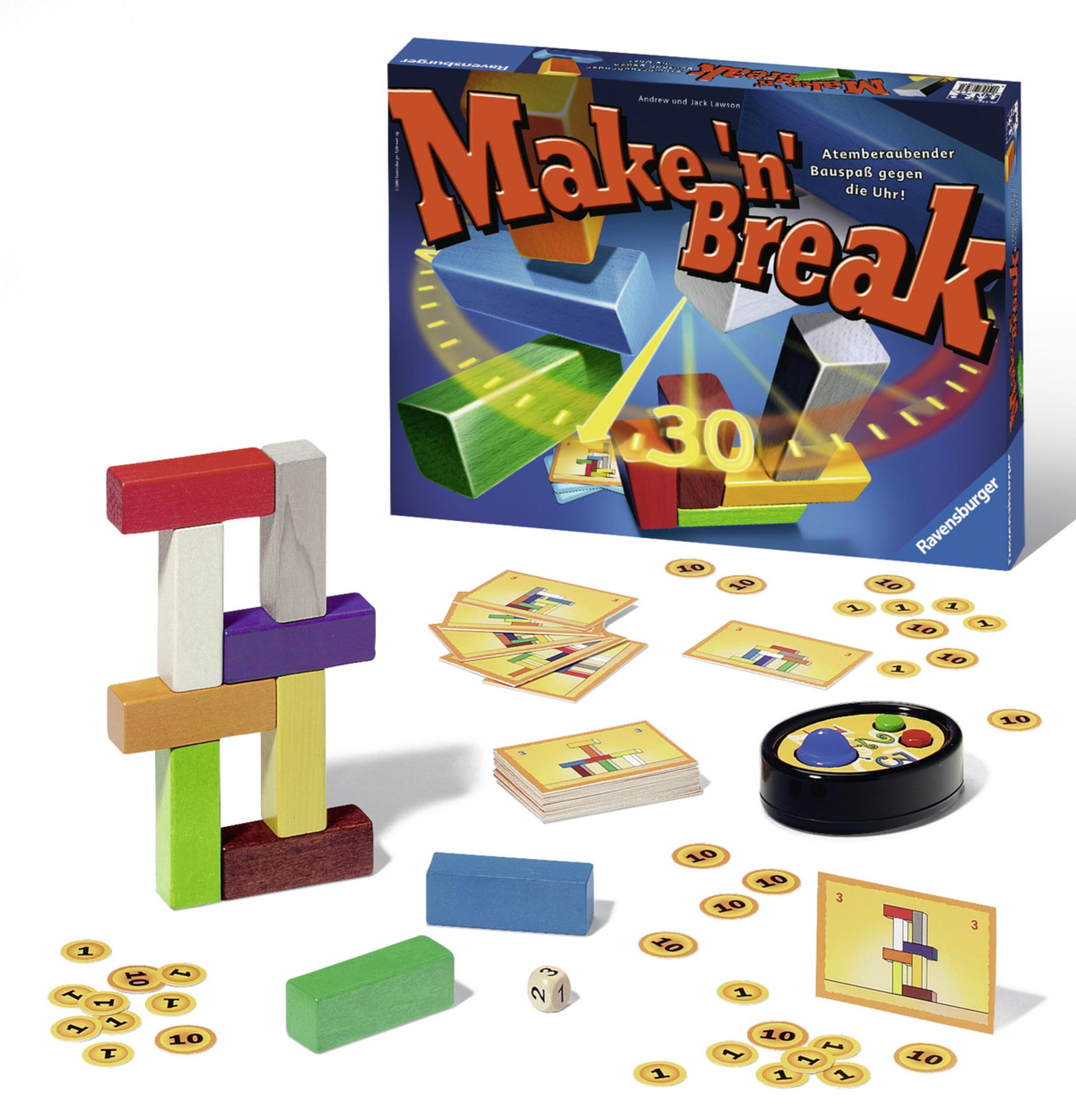 Make 'n' Break Brettspiel mit Holzblöcken, Karten und Spielsteinen auf weißer Oberfläche. Die Box ist im Hintergrund.