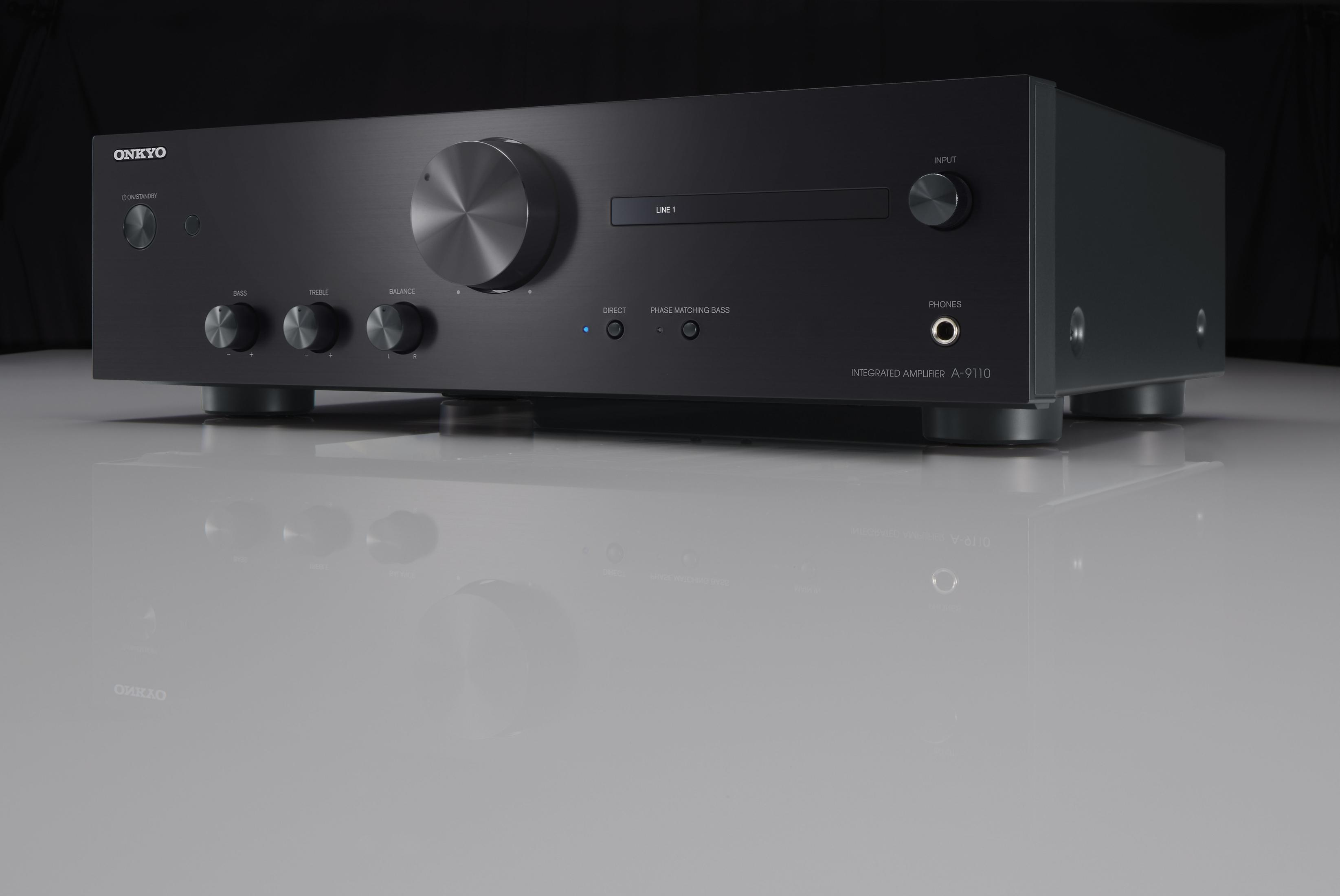 Schwarzer Stereo-Verstärker mit Knöpfen, Tasten und einem Display.