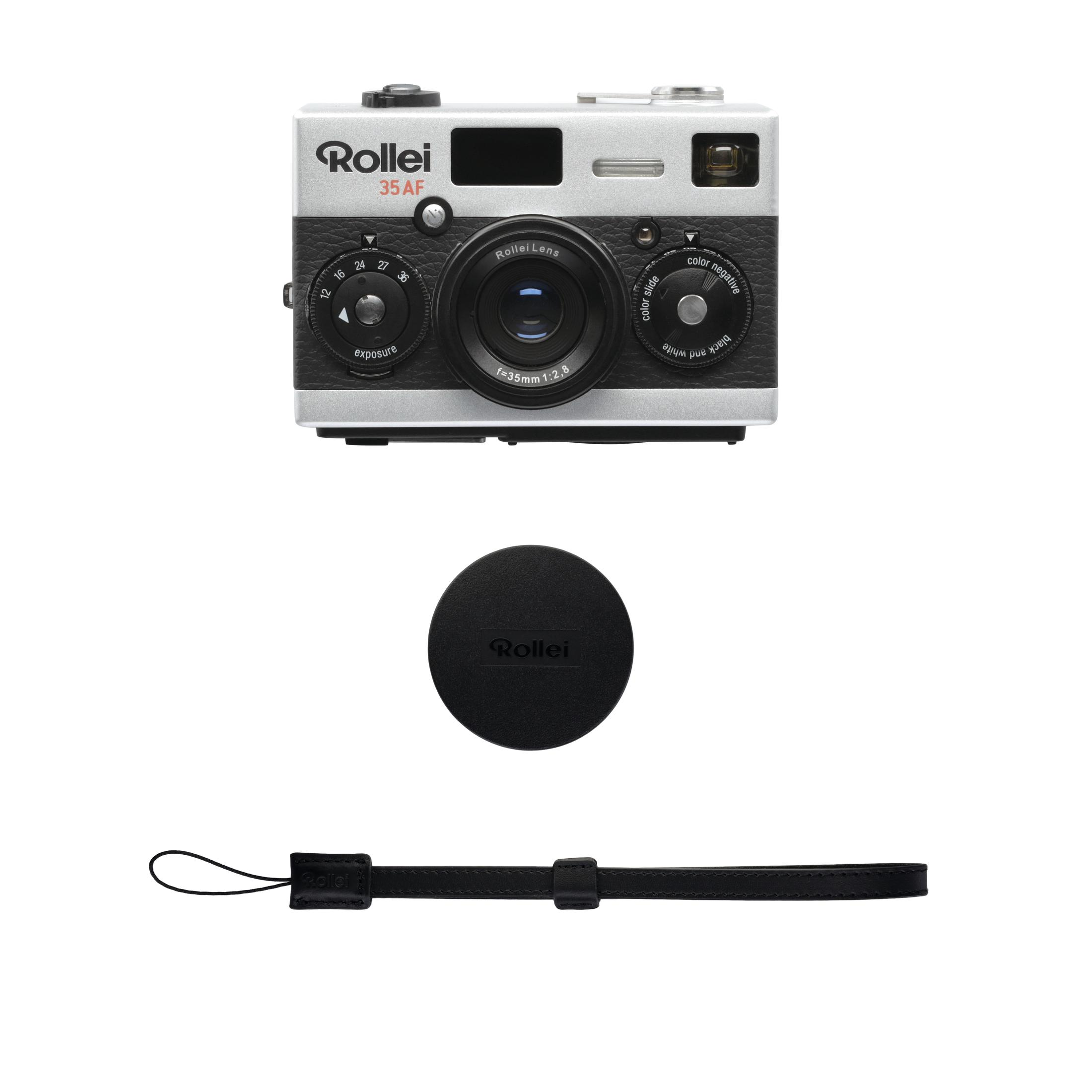 Zilveren en zwarte Rollei 35 AF camera met zwarte lensdop en riem. Op witte achtergrond.