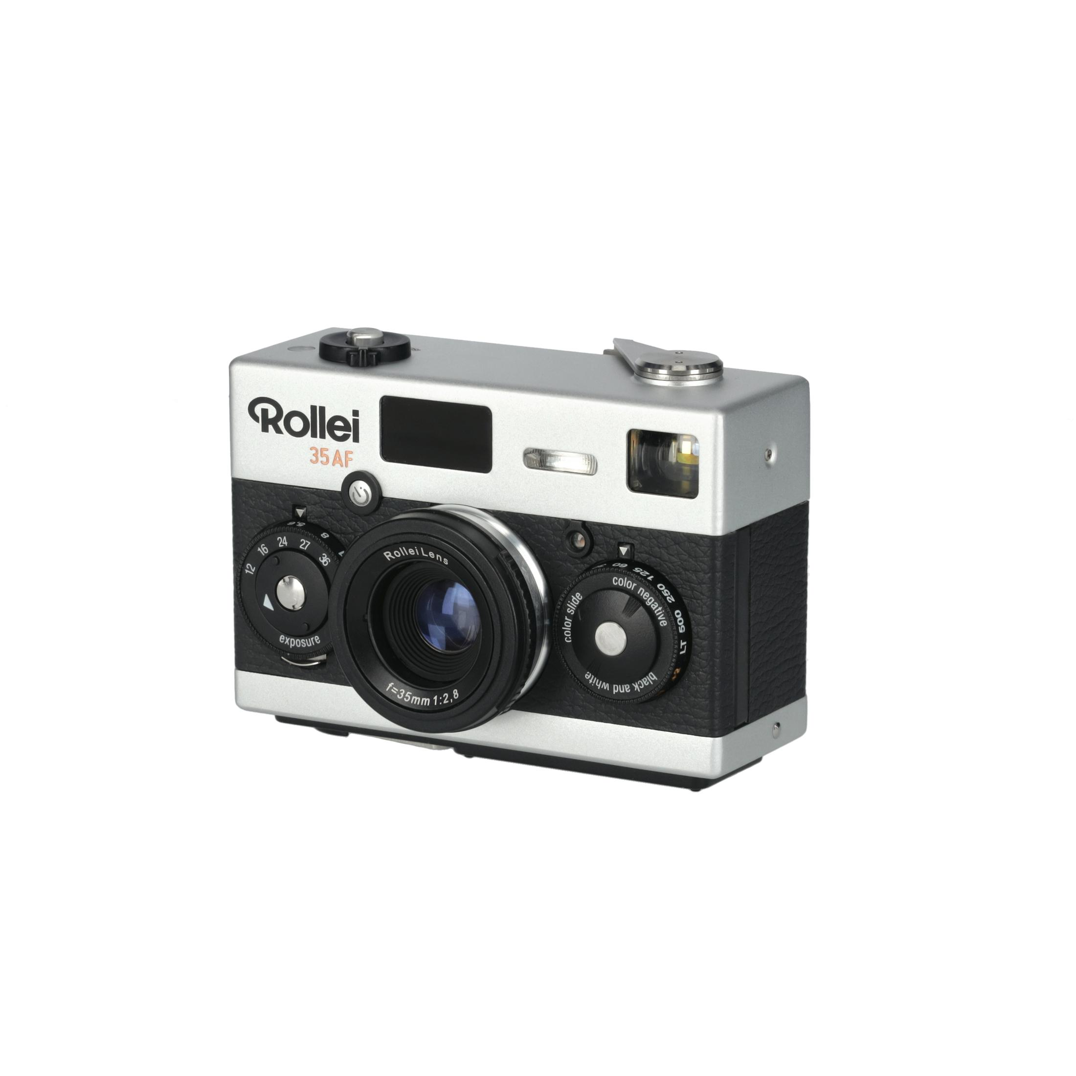 Een zilveren en zwarte Rollei 35 AF camera. Hij heeft een lens, draaiknoppen en een flitser.