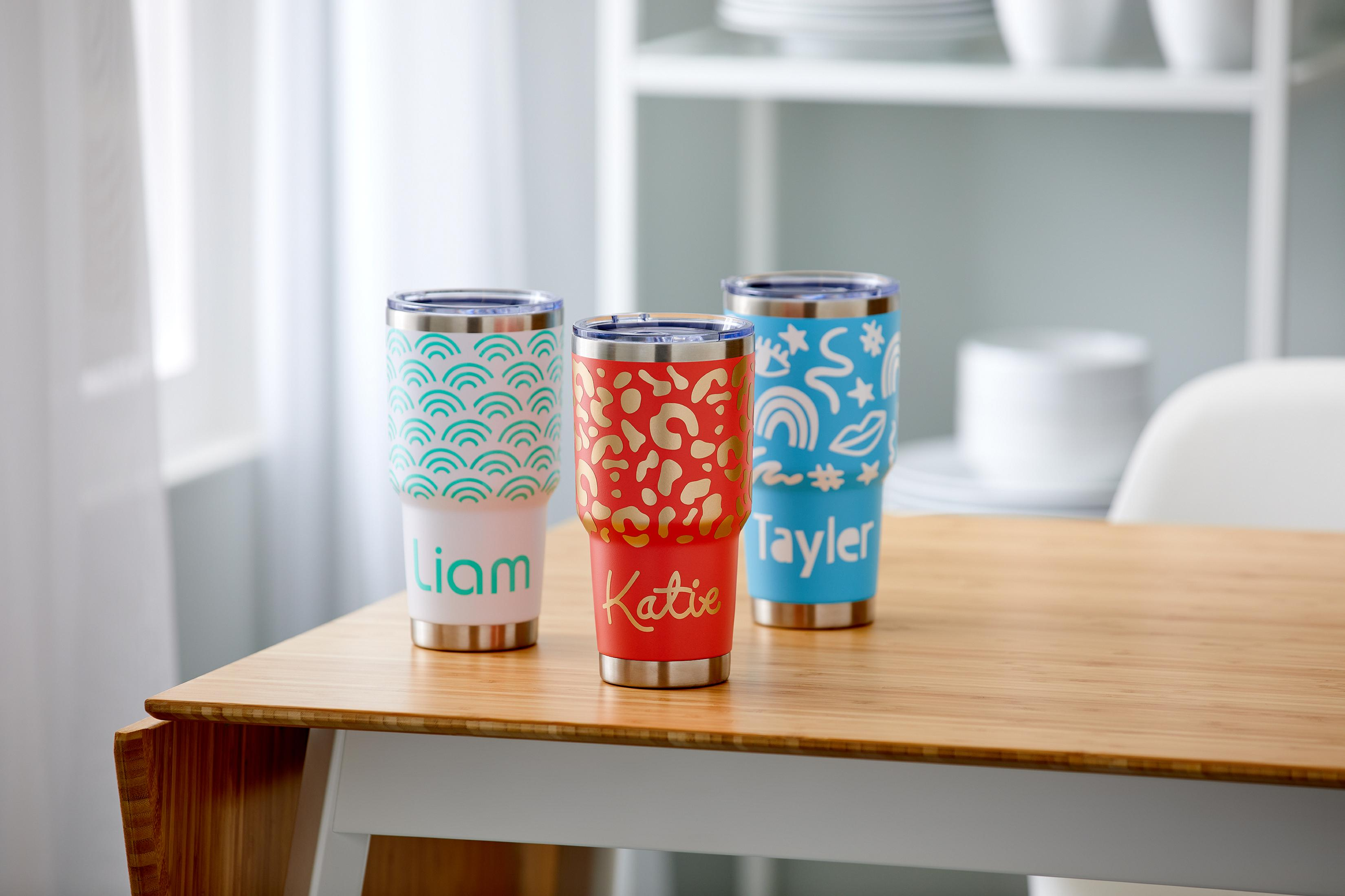 Tre bicchieri colorati con nomi: Liam, Katie e Tayler.