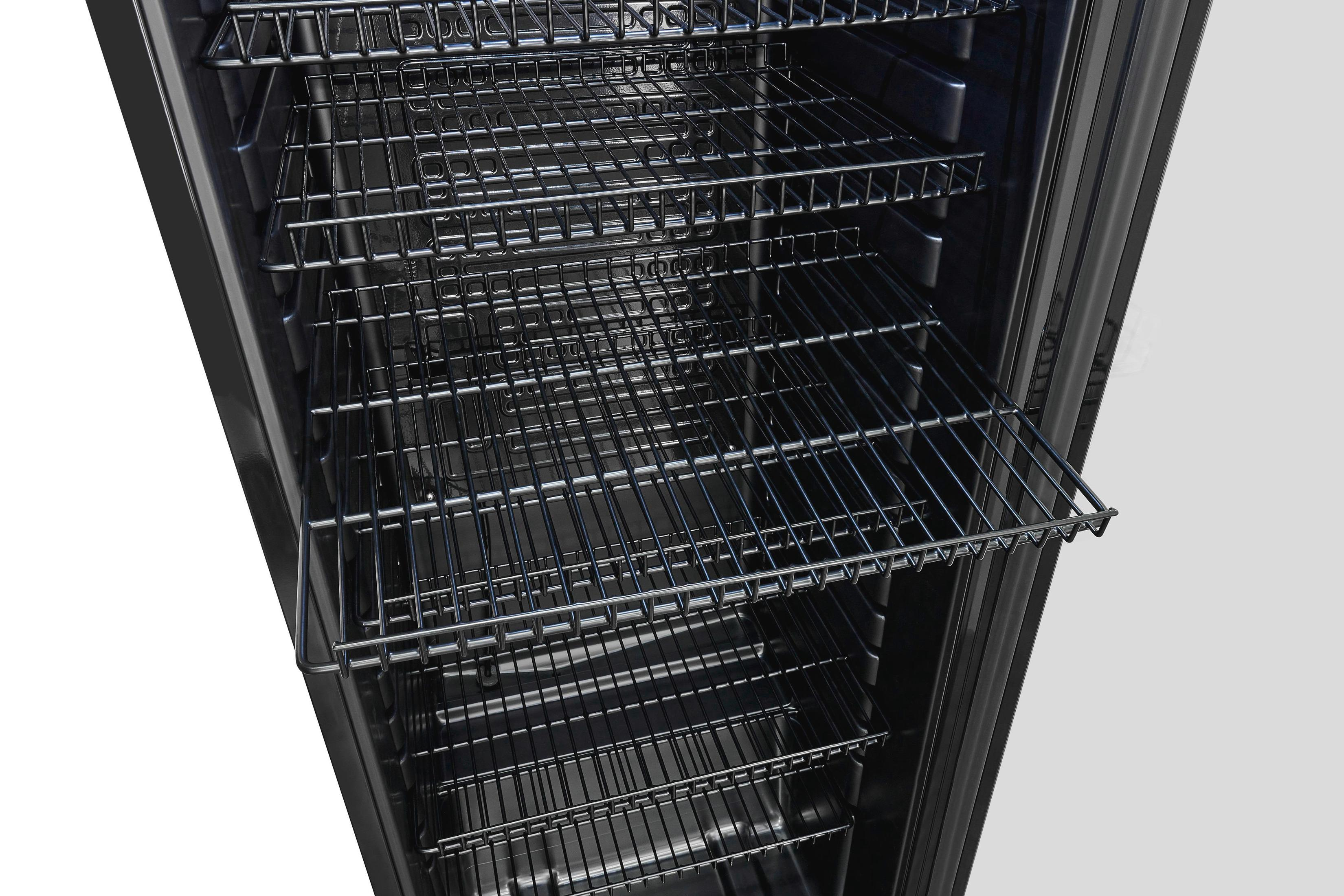 Offene, leere Metallregale in einem schwarzen Schrank. Grauer Hintergrund. Perspektivaufnahme.