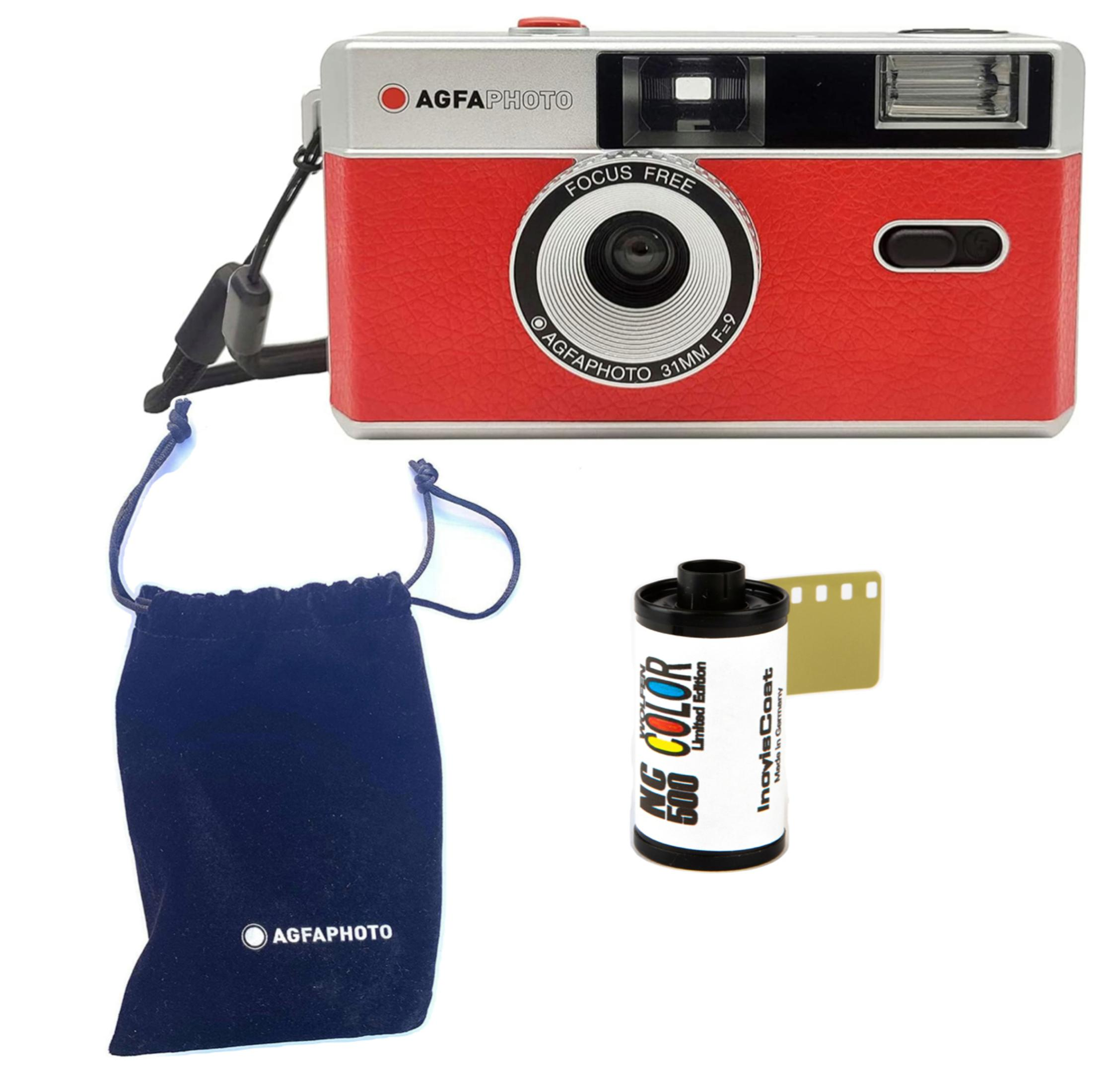 Rote Vintage-Kamera, Filmrolle und blauer Beutel. Auf der Kamera steht AGFA PHOTO.