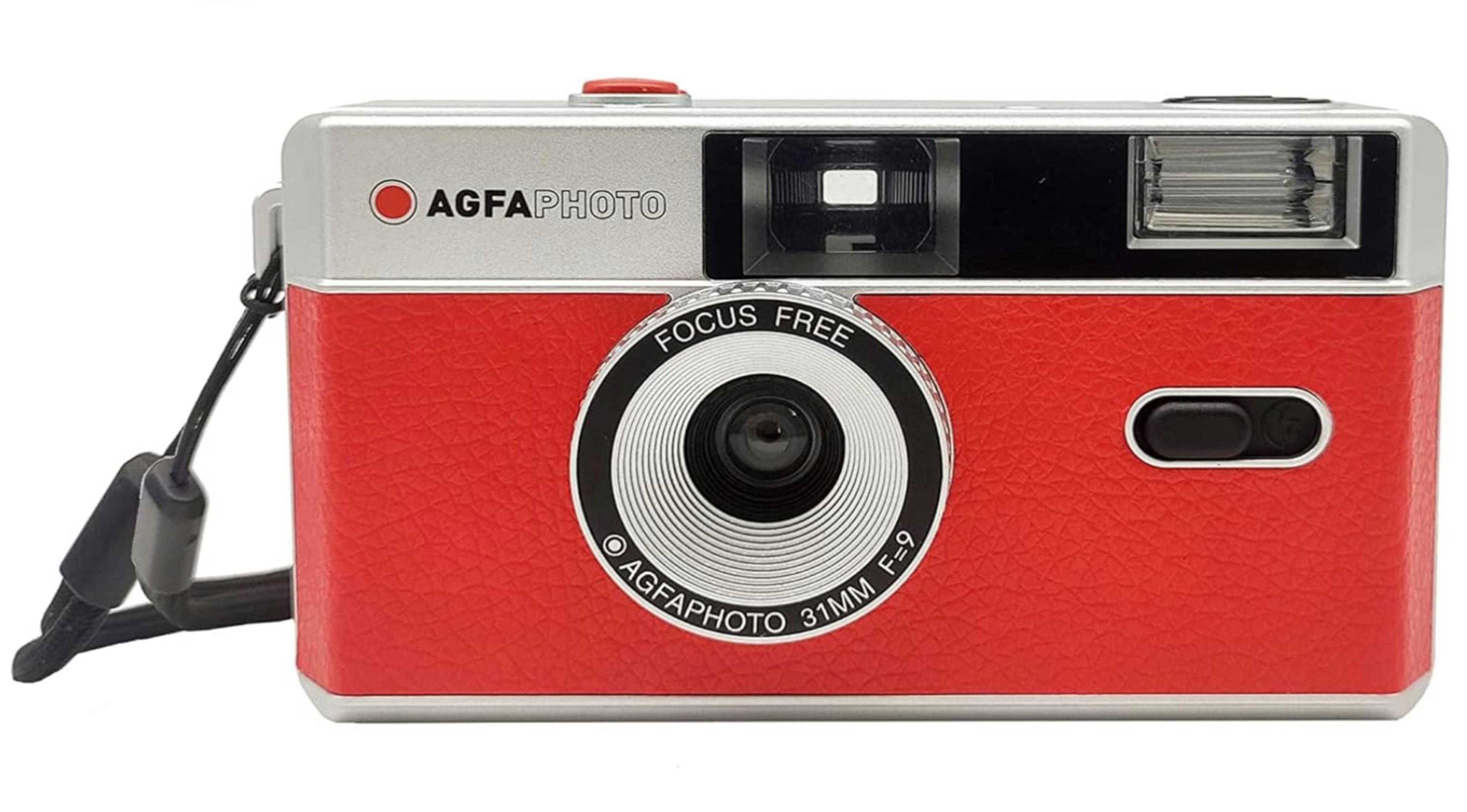 Eine rote und silberne AGFA-Fotokamera auf weißem Hintergrund.