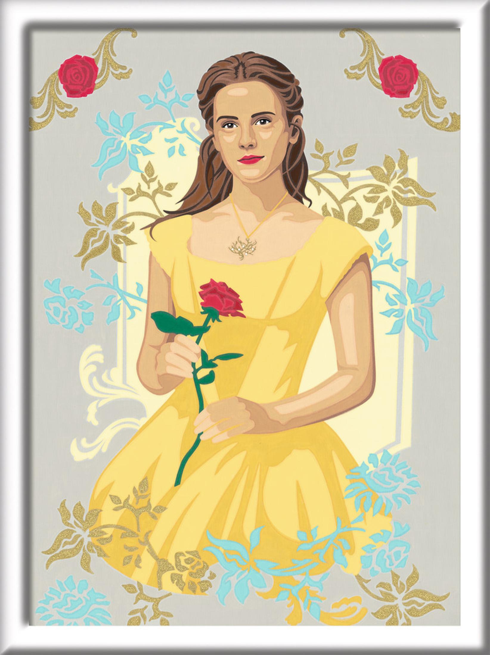 Emma Watson als Belle in gelbem Kleid, Rose haltend, in einem gerahmten Gemälde. Goldakzente.
