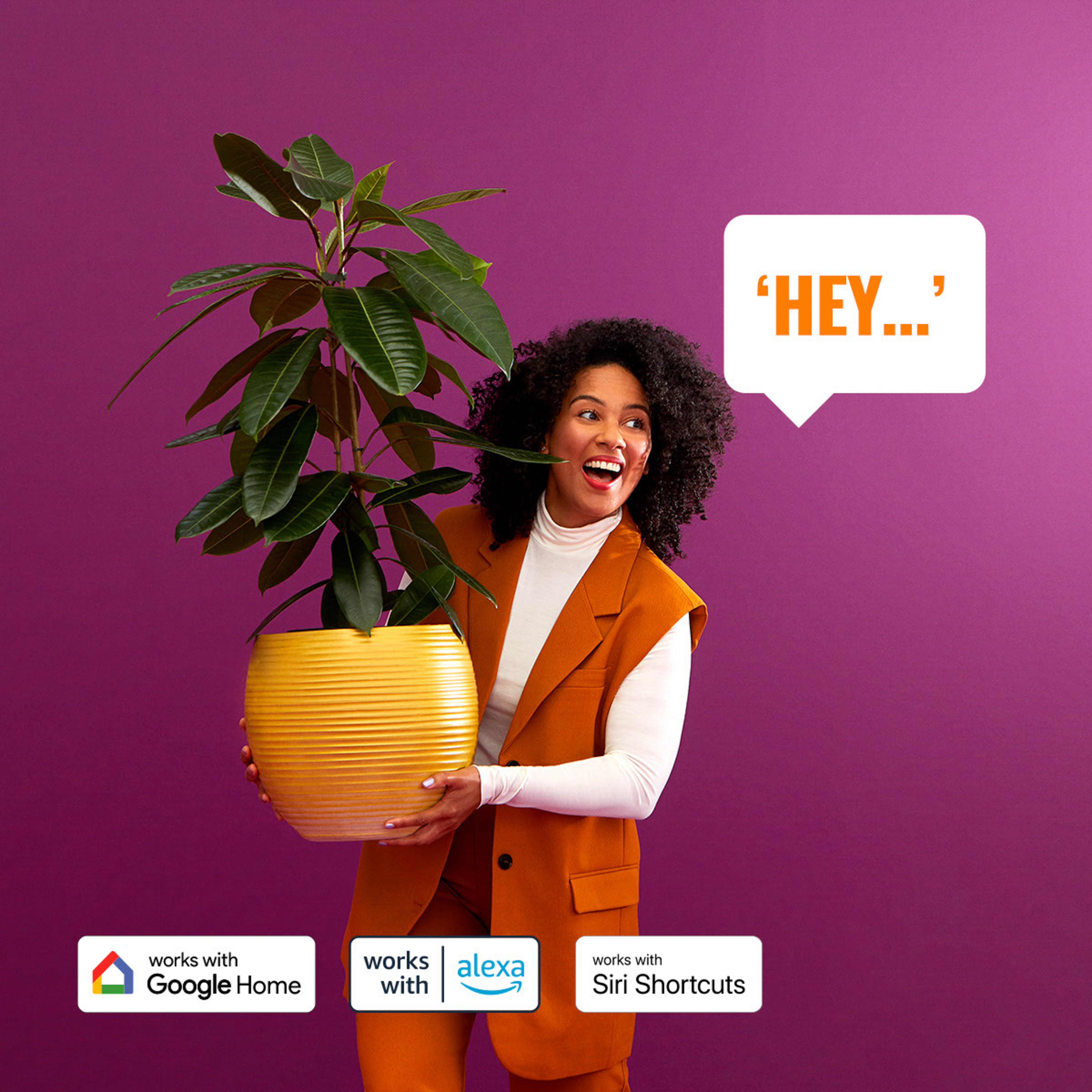 Kobieta trzymająca roślinę w doniczce uśmiecha się, z dymkiem z napisem 'HEY...'