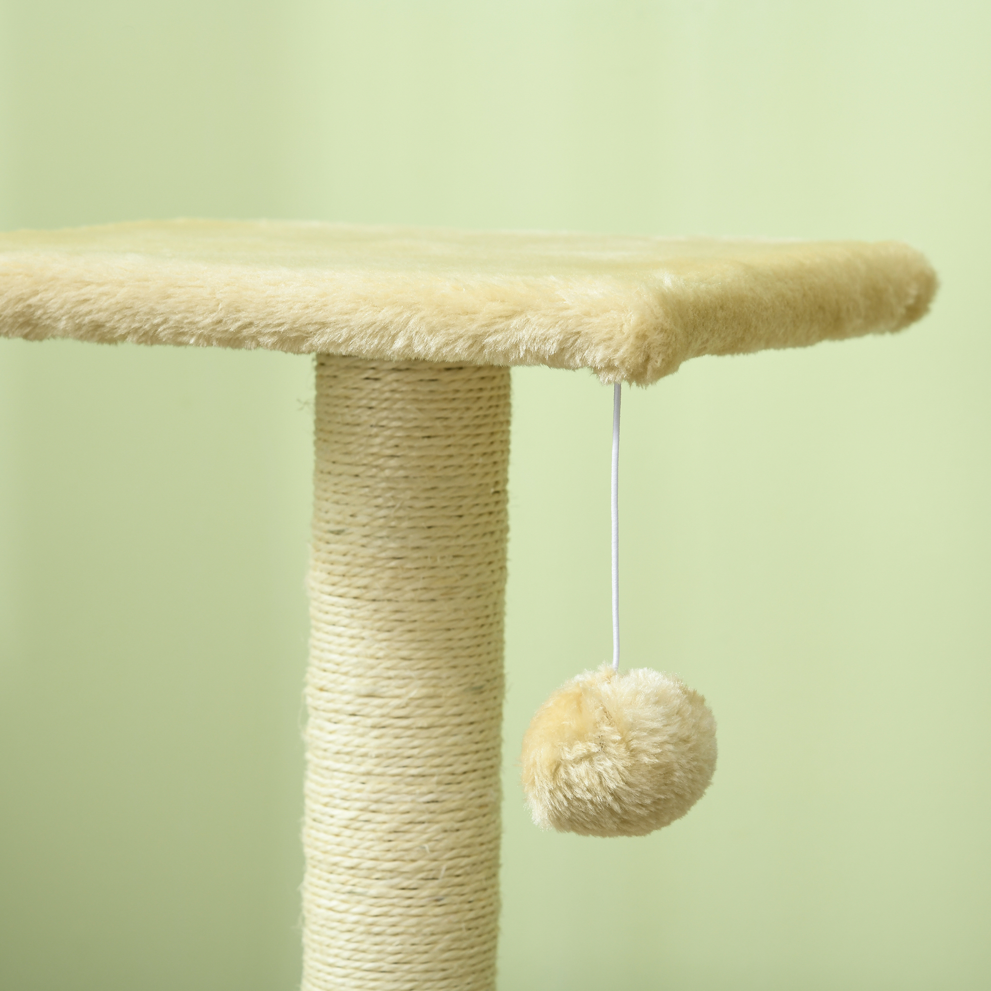 Un rascador para gatos con un poste beige y una bola esponjosa colgando de la parte superior.