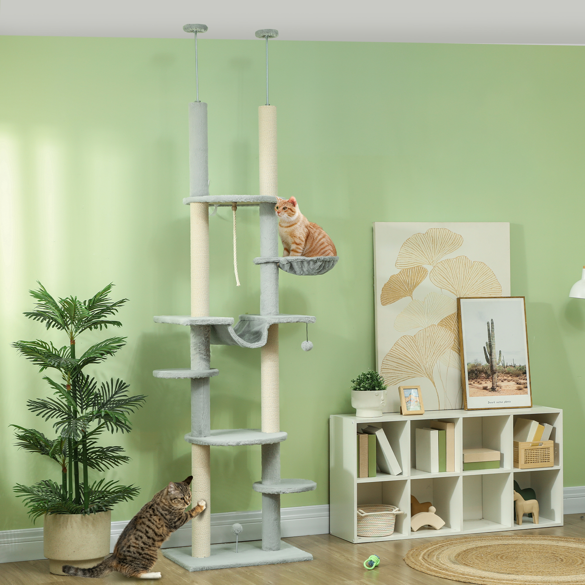 Un gato trepando un árbol para gatos gris y beige.