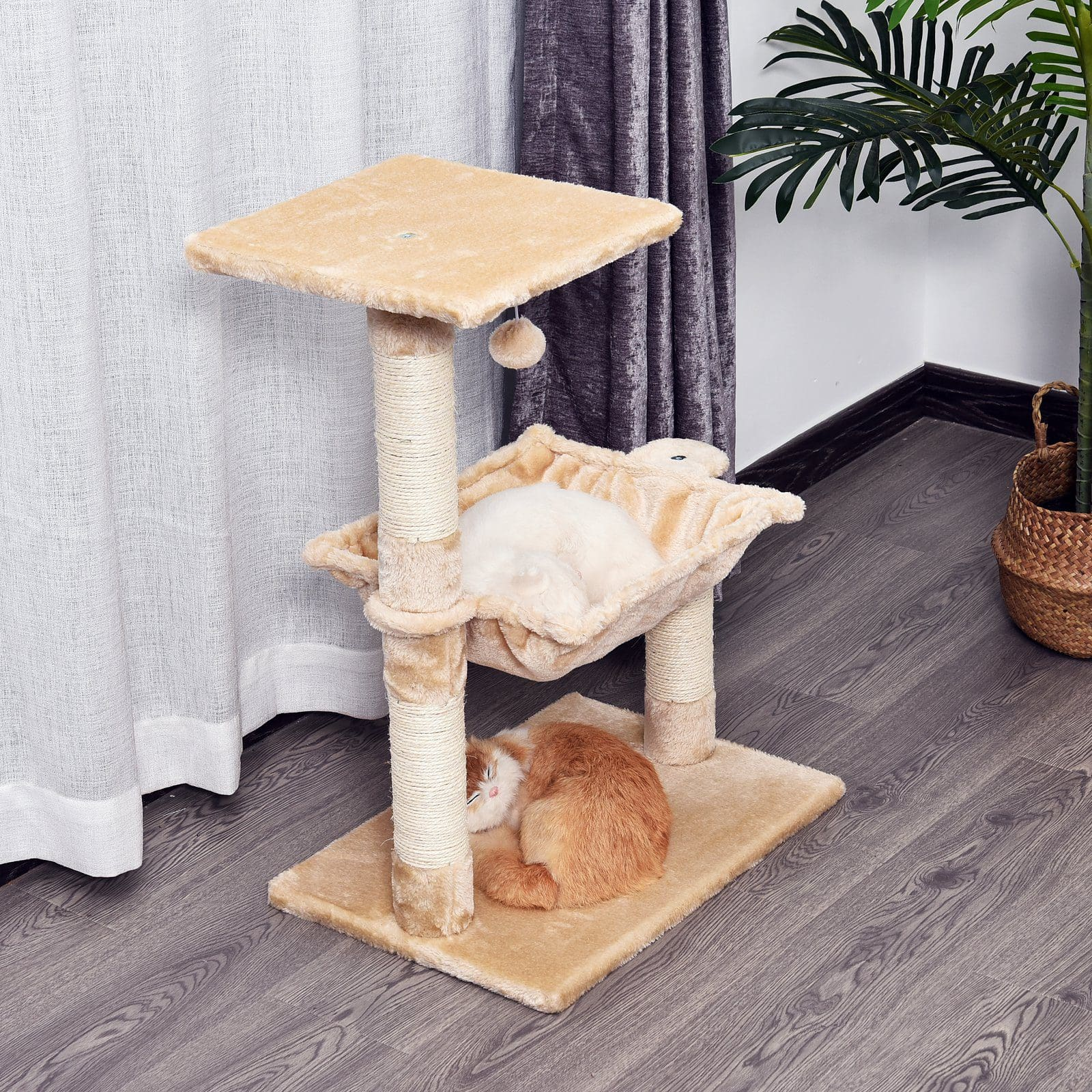 Árbol para gatos con dos gatos. Uno duerme en una hamaca y otro en la base.