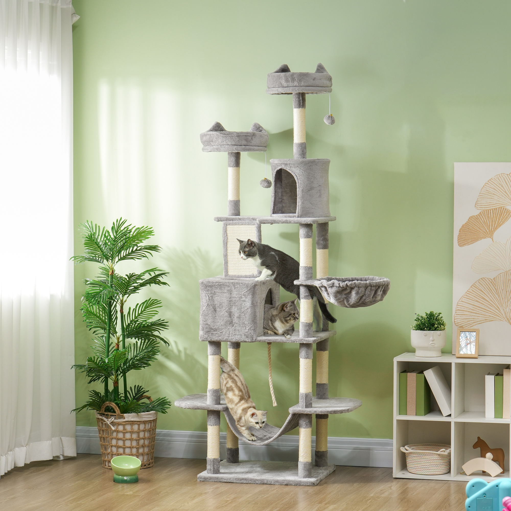 Árbol para gatos multinivel con múltiples plataformas, una casa y gatos jugando.