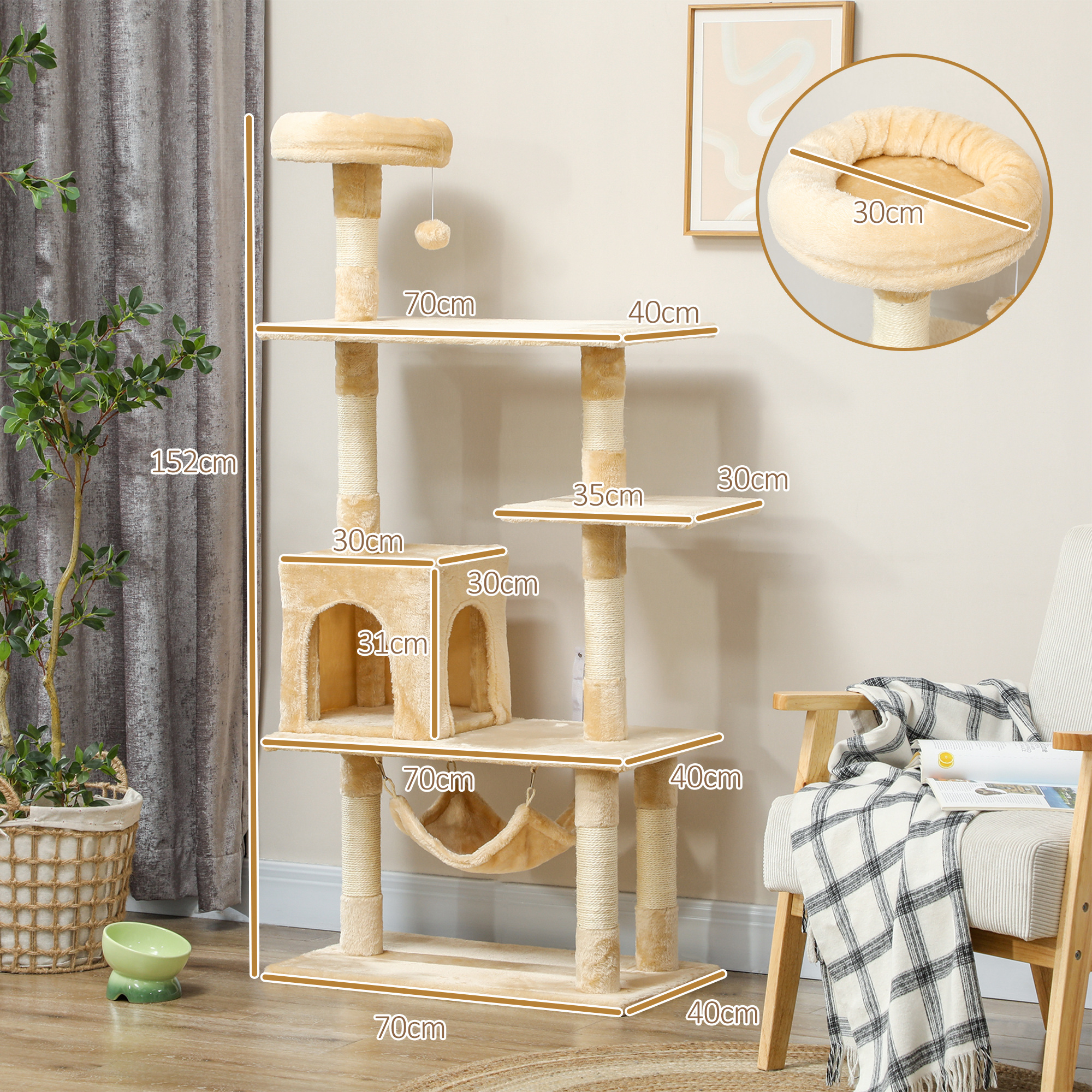 Un árbol para gatos beige con múltiples niveles, una hamaca y un juguete colgante. También se incluyen medidas.
