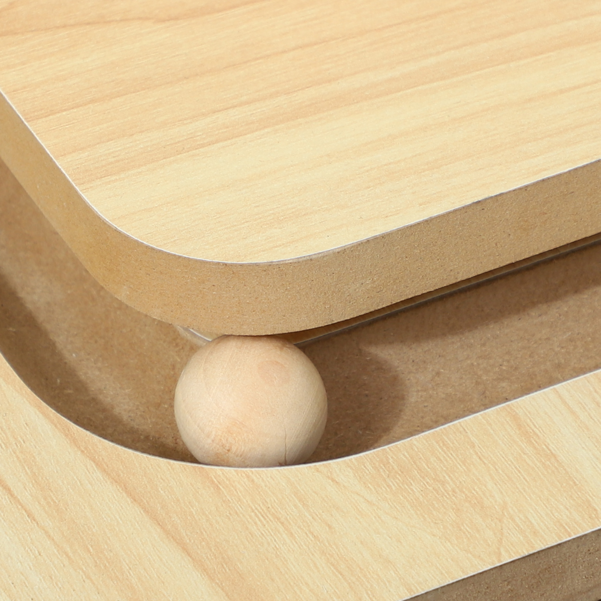 Primer plano de una bola de madera que soporta una plataforma de madera. Los bordes son redondeados.