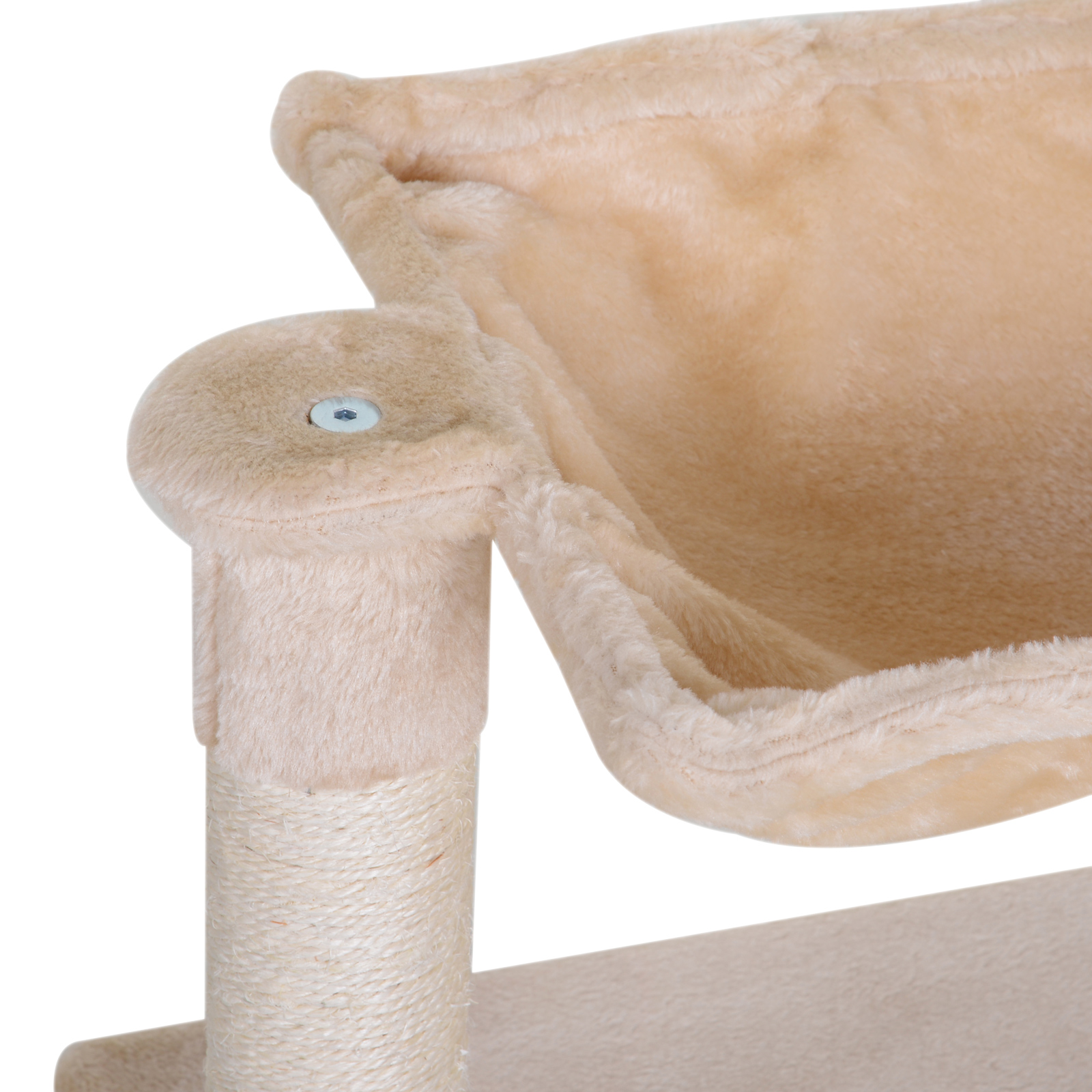 Primer plano de una sección de árbol para gatos con cama beige y poste rascador. Fondo blanco.