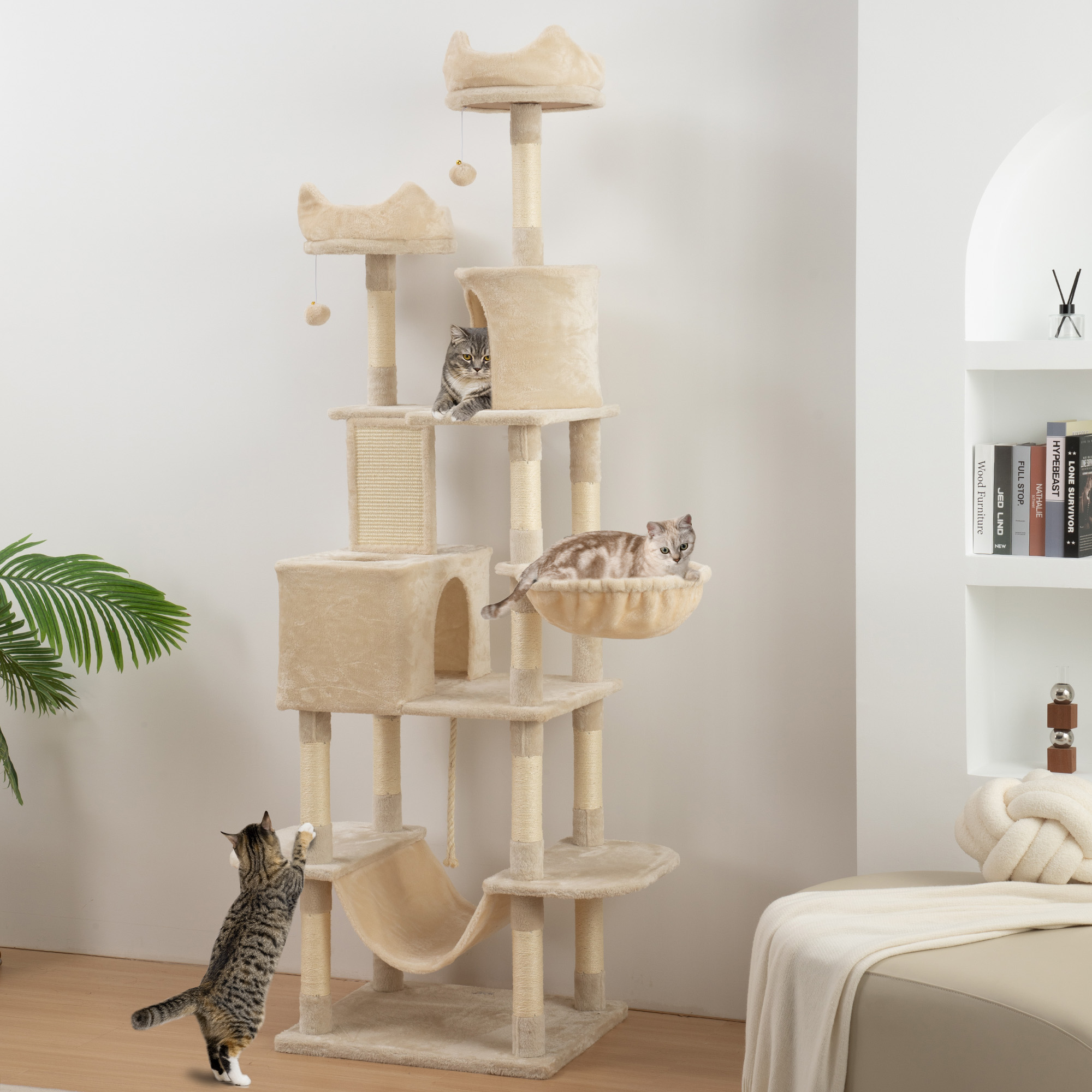 Árbol para gatos con múltiples niveles. Los gatos juegan y descansan en diferentes plataformas y camas.