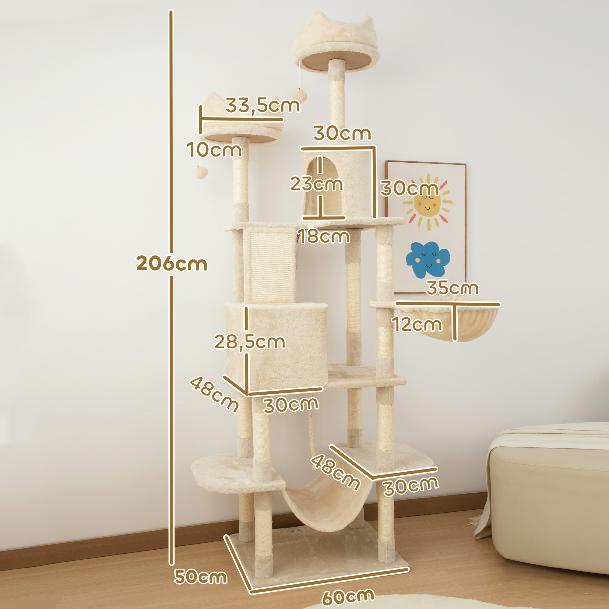 Un árbol para gatos alto con plataformas beige, una hamaca y una cama para gatos. Se ven varias dimensiones.