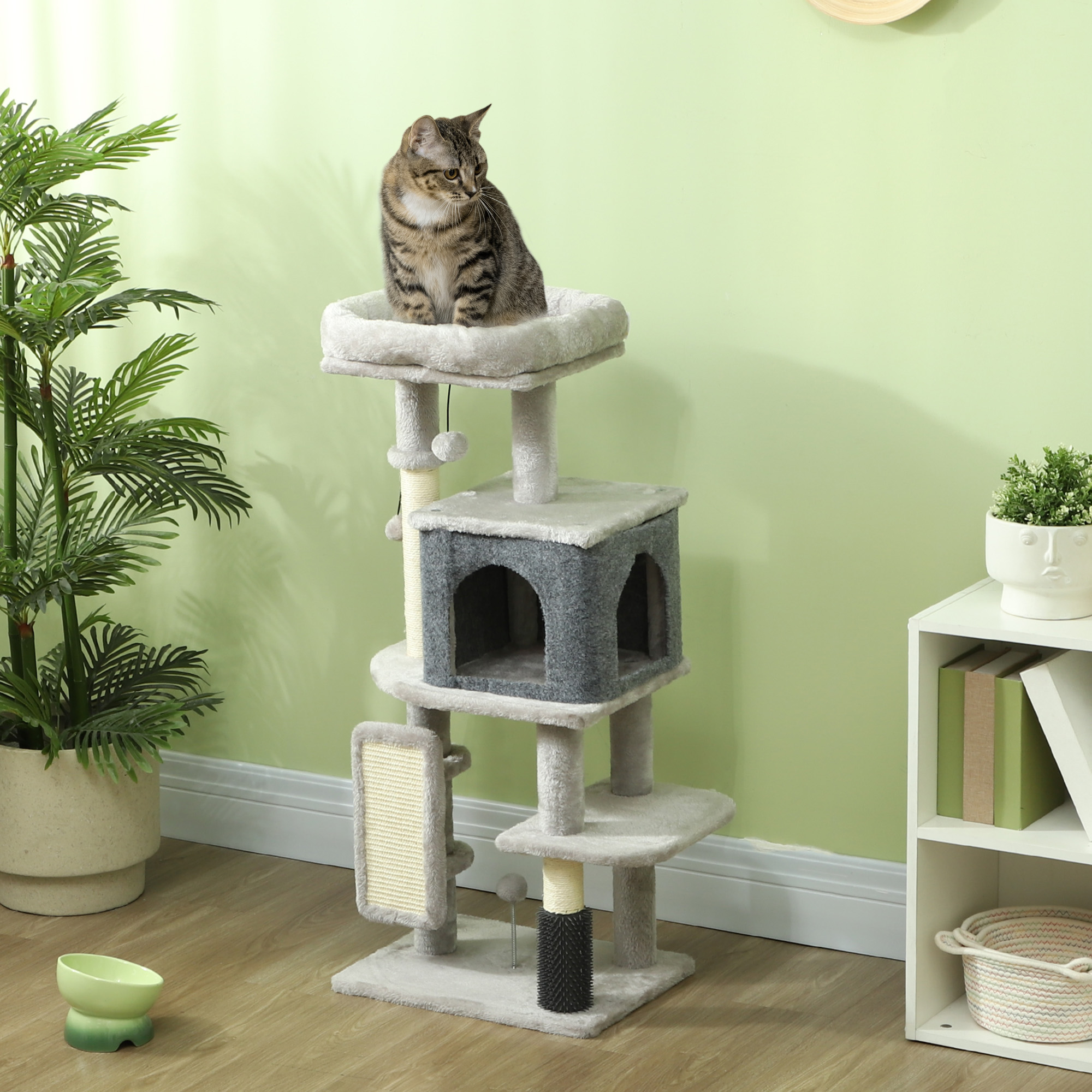 Un árbol para gatos con múltiples plataformas, un rascador y un gato sentado encima.