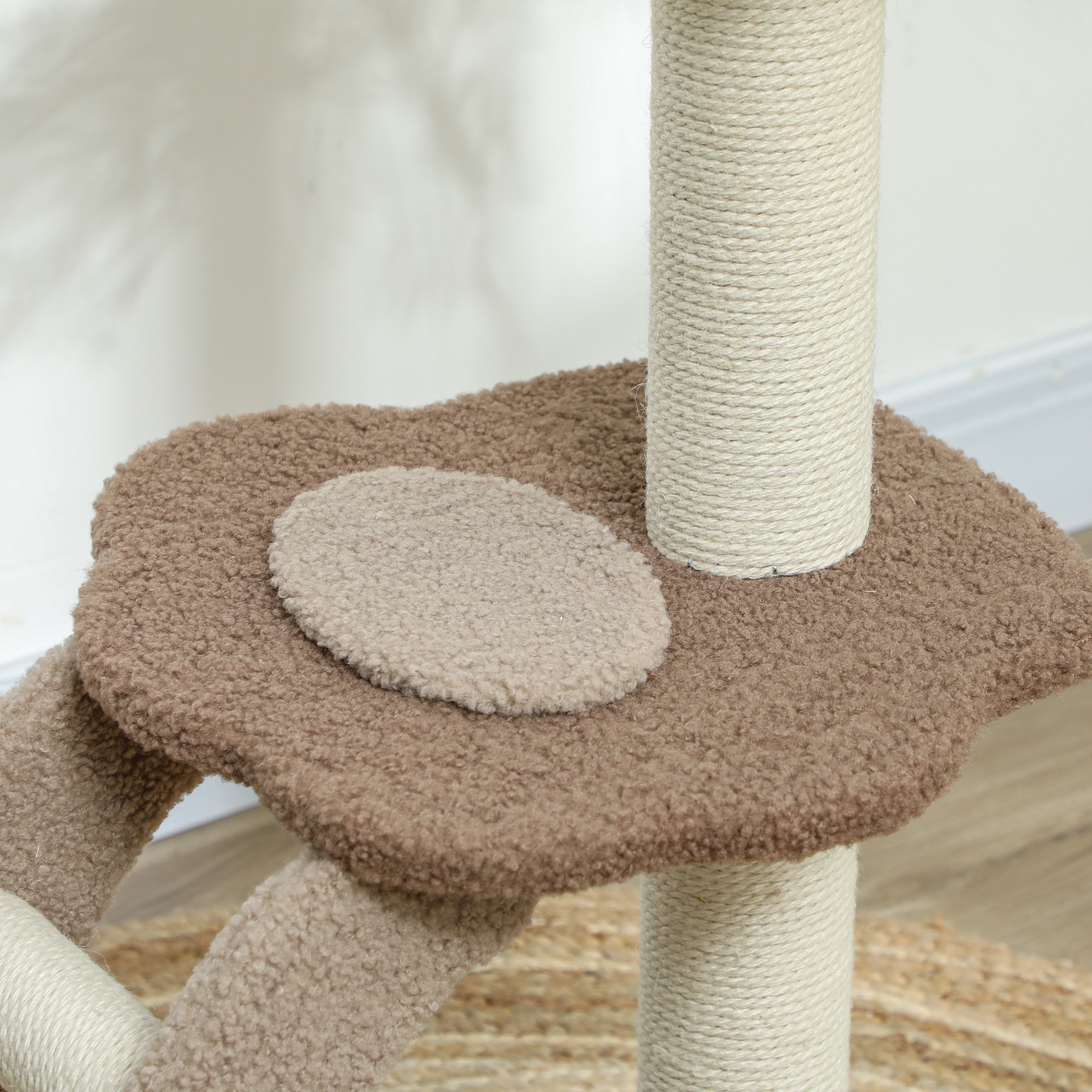 Plataforma de árbol para gatos con superficie marrón y postes beige, sobre fondo beige.