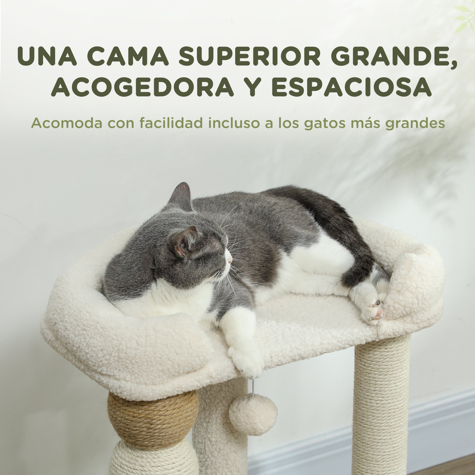 Un gato gris y blanco descansando sobre un árbol para gatos acolchado, blanco y suave, con una bola colgante.