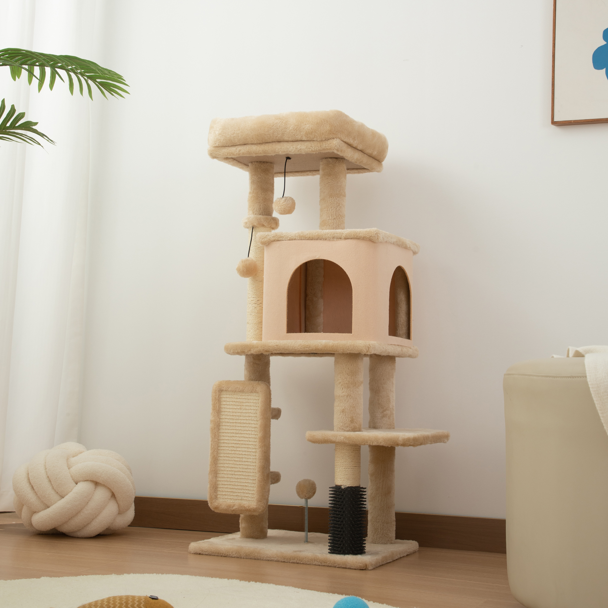 Un albero per gatti beige con una casa beige e una palla.
