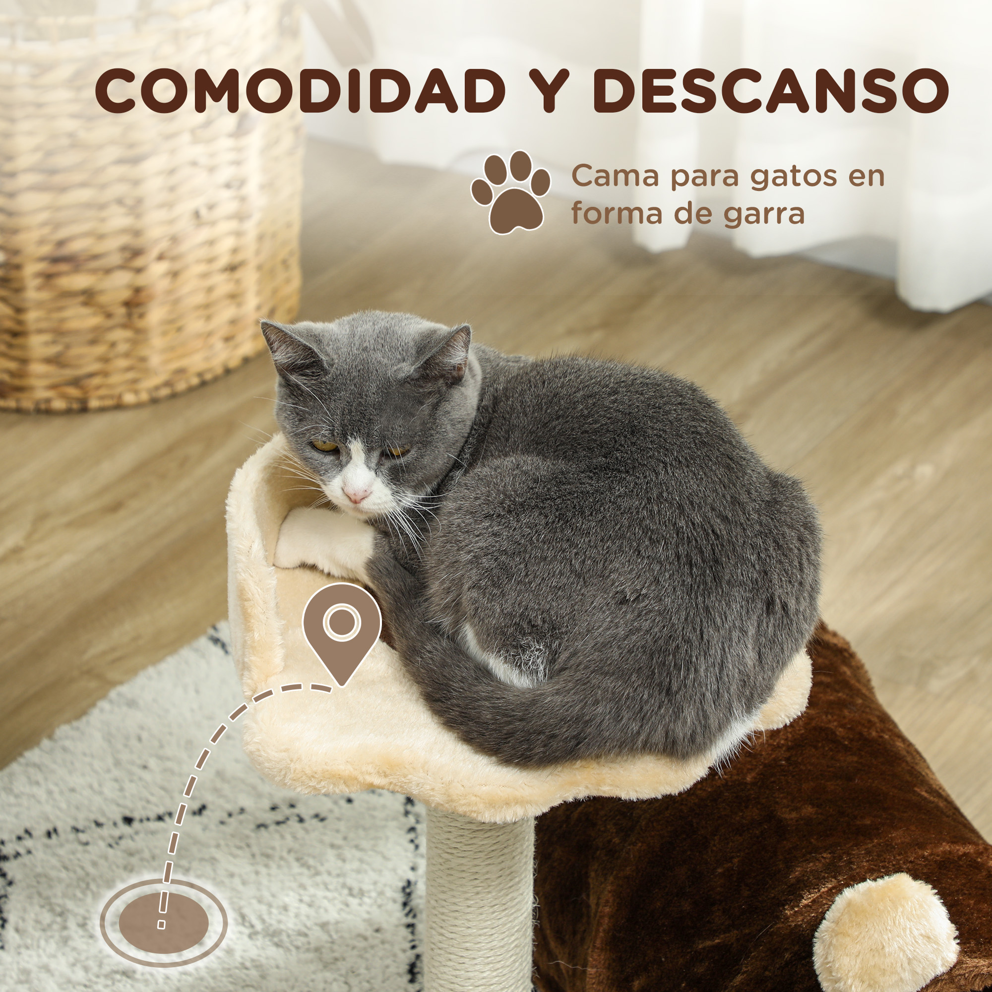 Un gato gris descansa sobre un árbol para gatos con una cama beige. Una cesta en el fondo.
