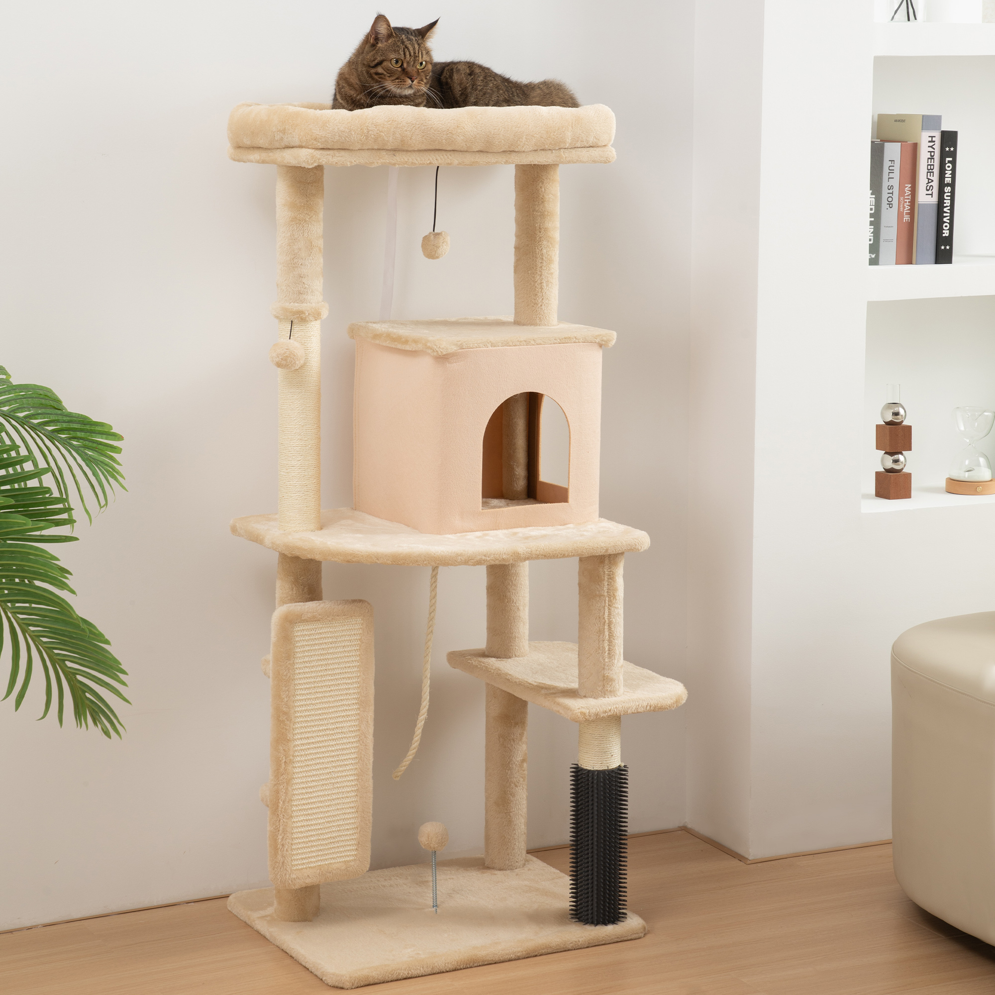 Un gato en un árbol para gatos beige con múltiples niveles y una casita.