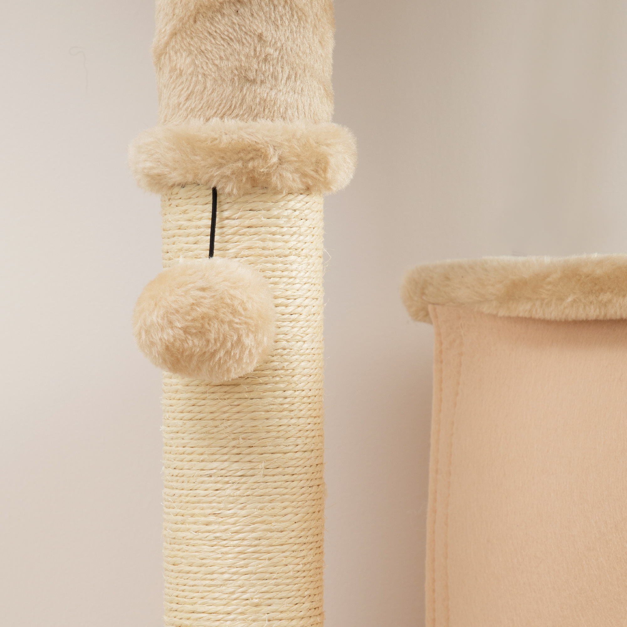 Albero per gatti con elementi in peluche beige e una palla sospesa, su sfondo chiaro.