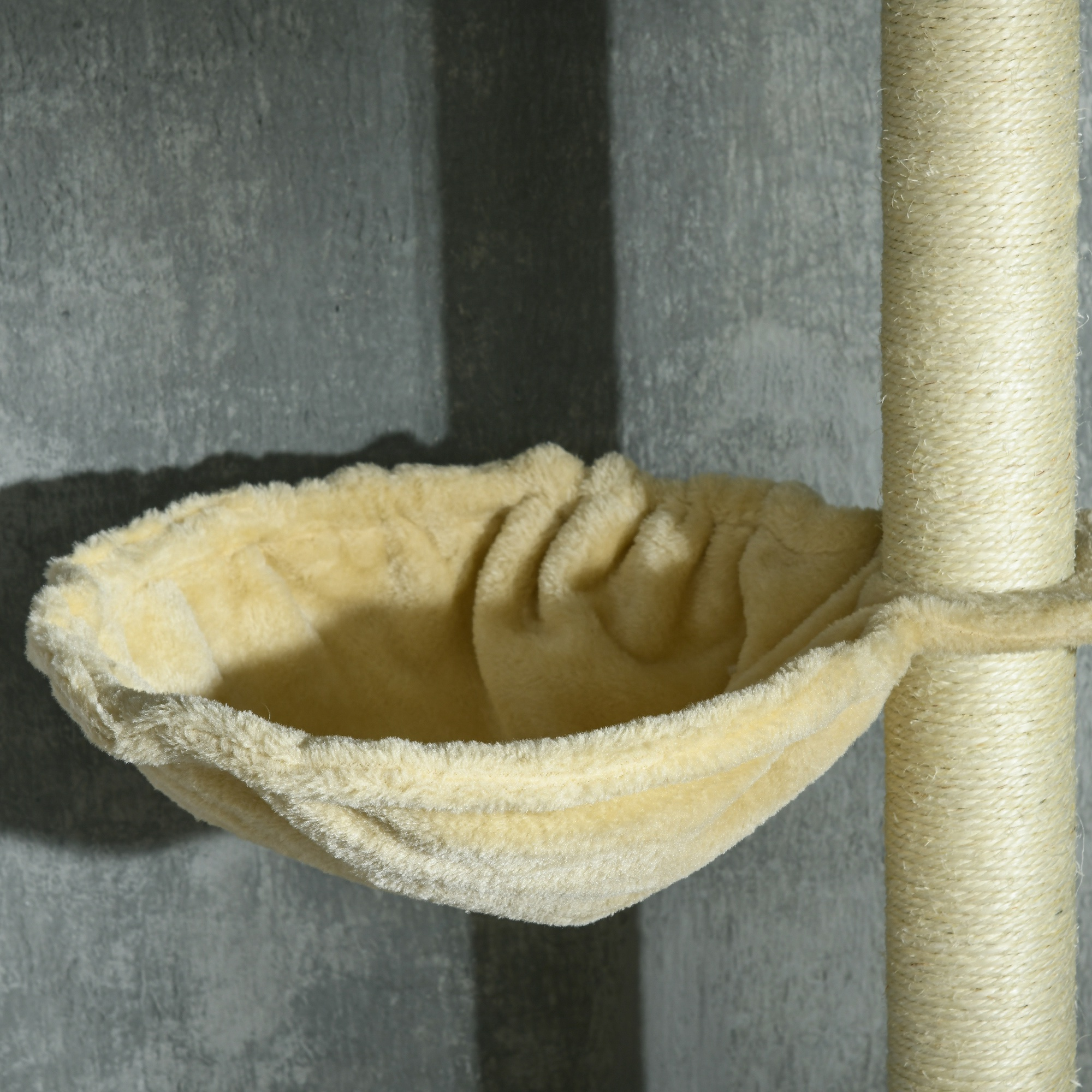 Árbol para gatos con cama beige. La cama es un nido redondo y esponjoso. Poste beige.