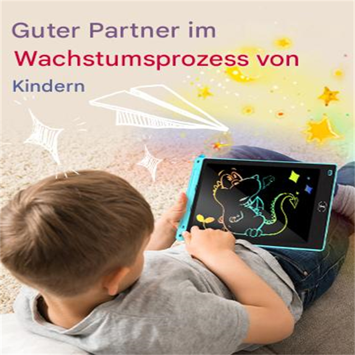 Ein Kind liegt und betrachtet ein Tablet mit einer Cartoon-Zeichnung eines Drachen.