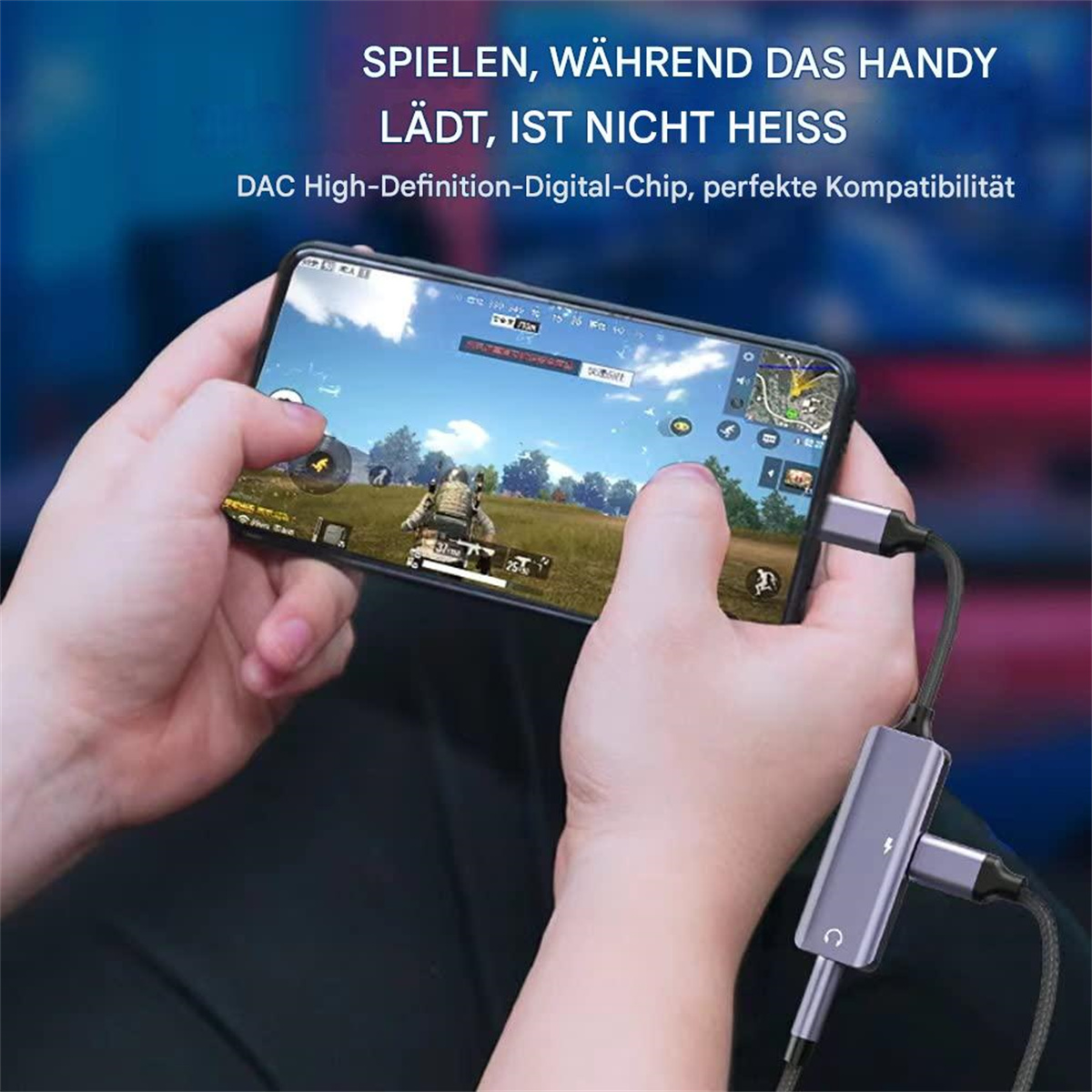 Person spielt Spiel auf Telefon, verbunden mit Ladegerät und Gerät.