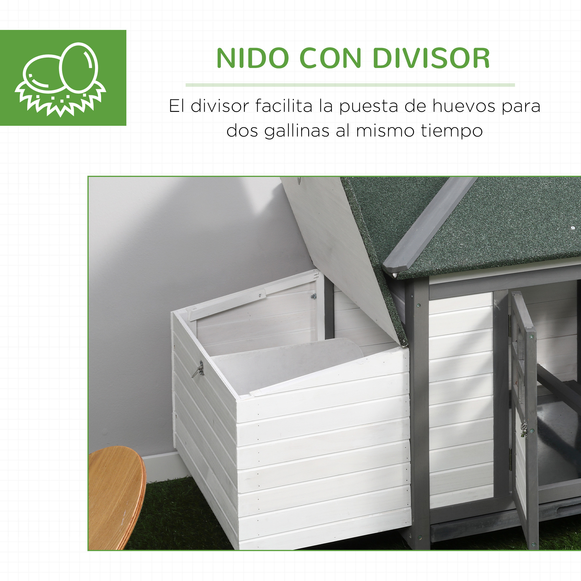 Un gallinero blanco y gris, con techo verde y puerta abatible abierta.